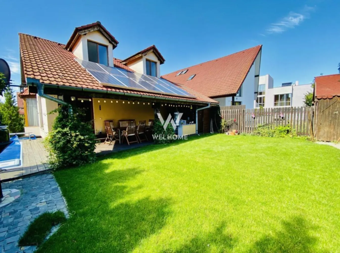 Casa individuala teren 430mp Selimbar, Sibiu - Casa individuala in Selimbar, modern utilata si mobilata , situara in Selimbar, in zona Brana

- Regim de inaltime : P + M 
- Suprafata teren : 430 mp 
- Suprafata utila : 140 mp 

- Compartimentare practica :
* parter : hol acces, bucatarie separata, living cu iesire pe o terasă acoperită de 30 mp cu loc de luat masa, 1 baie , camera tehnica.
*mansarda: 3 dormitoare, 1 baie.

- La exterior : Grădina amenajată dispune de multă verdeață, zonă de grătar, piscină exterioară și carport.
- Zona linistita
- Zona pavată cu carport, 2 locuri de parcare.
- Curte libera cu o zonă verde generoasă
- Casa se preda mobilata si utilata modern conform fotografii
- Dispune de sistem de supraveghere video, alarma si panouri foto-voltaice producție energie electrică.
- Situata intr-o zona linistita, preponderent de case

PRET: 350000 EURO
cash sau credit bancar 
TEL: 0752.088.381- Roxana