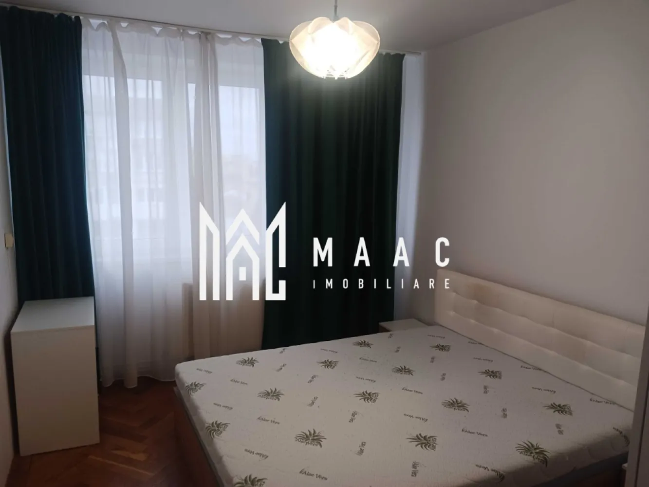 Apartament 2 Camere / 56 MPU / Bulevardul Mihai Viteazul - MAAC Imobiliare vă propune spre închiriere un apartament decomandat cu 2 camere, situat pe Bulevardul Mihai Viteazul. Locuința se închiriază complet mobilată și utilată, conform fotografiilor, fiind pregătită pentru mutare imediată. Compartimentare • living • dormitor • bucătărie • baie • hol Avantaje ale zonei • acces rapid către magazine, farmacii și bănci • școli și grădinițe în apropiere • stații de autobuz la câteva minute de mers pe jos • zonă foarte bine conectată la principalele puncte de interes din orașul Sibiu Preț: 370 € / lună Garanție: echivalentul unei chirii. Pentru mai multe detalii sau pentru programarea unei vizionări, vă rugăm să ne contactați și să menționați ID-ul proprietății: CP2956389. }}