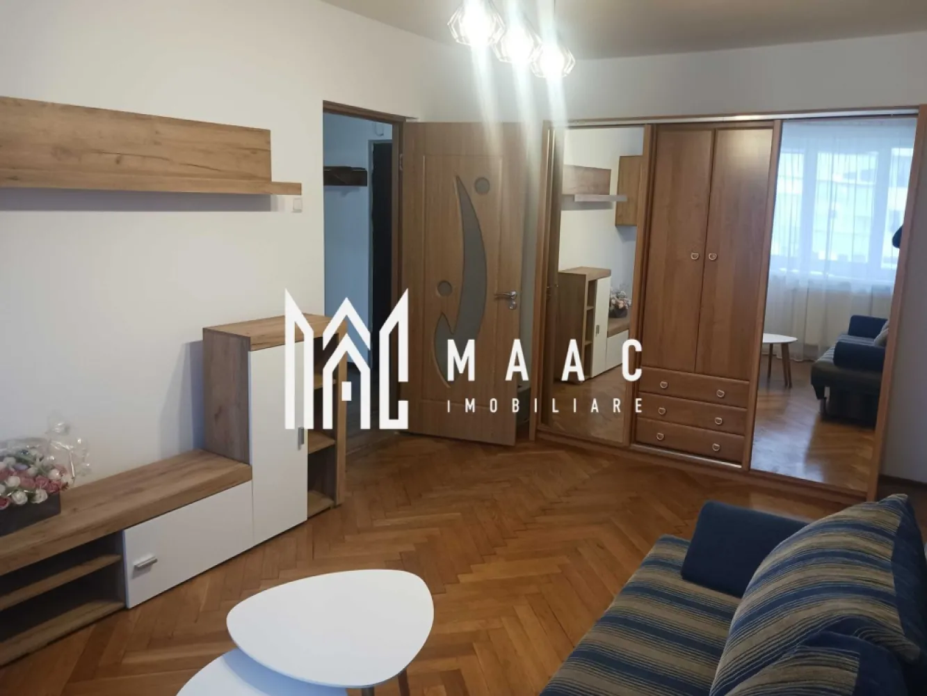 Apartament 2 Camere / 56 MPU / Bulevardul Mihai Viteazul - MAAC Imobiliare vă propune spre închiriere un apartament decomandat cu 2 camere, situat pe Bulevardul Mihai Viteazul. Locuința se închiriază complet mobilată și utilată, conform fotografiilor, fiind pregătită pentru mutare imediată. Compartimentare • living • dormitor • bucătărie • baie • hol Avantaje ale zonei • acces rapid către magazine, farmacii și bănci • școli și grădinițe în apropiere • stații de autobuz la câteva minute de mers pe jos • zonă foarte bine conectată la principalele puncte de interes din orașul Sibiu Preț: 370 € / lună Garanție: echivalentul unei chirii. Pentru mai multe detalii sau pentru programarea unei vizionări, vă rugăm să ne contactați și să menționați ID-ul proprietății: CP2956389. }}