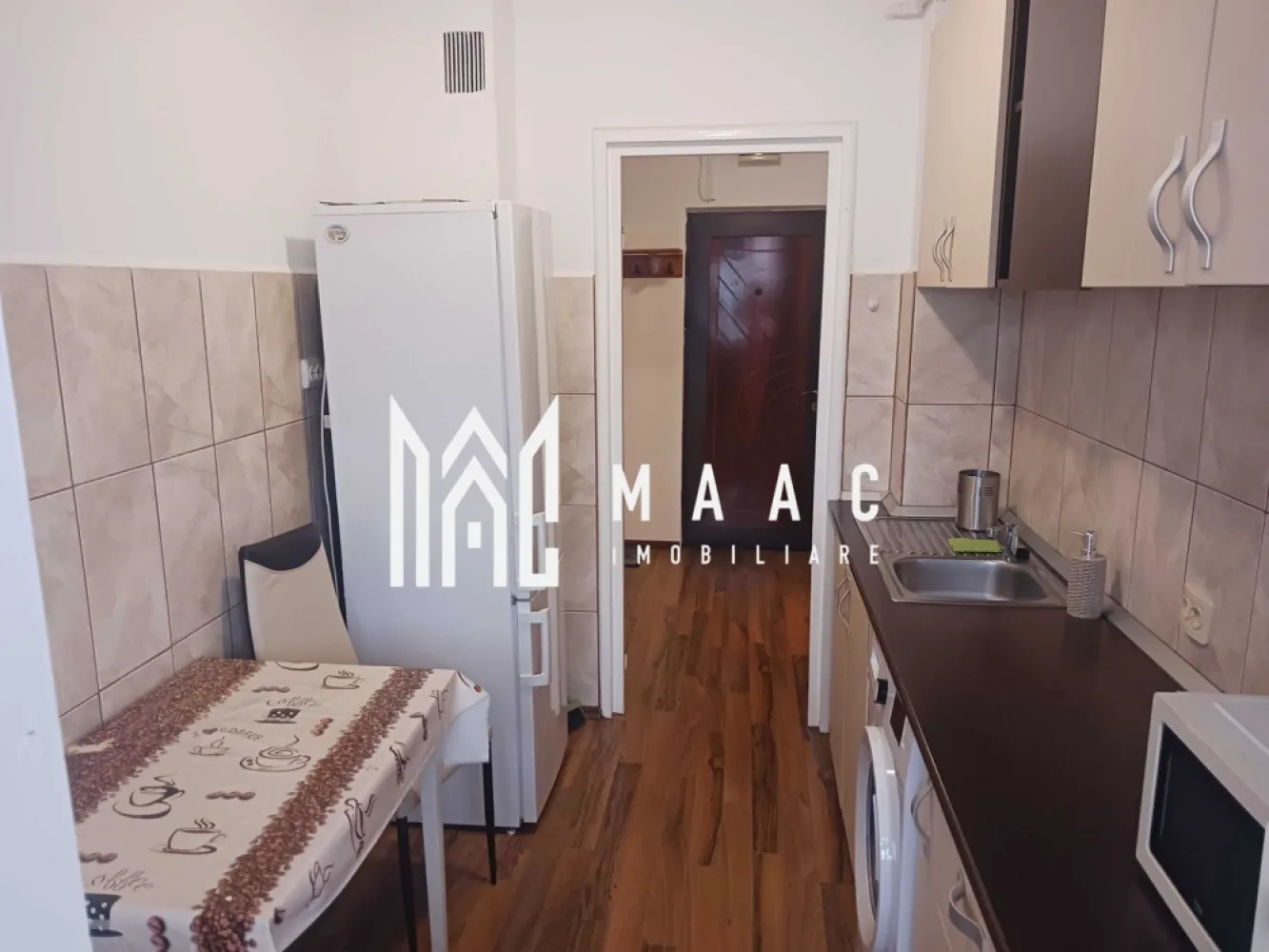 Apartament 2 Camere / 56 MPU / Bulevardul Mihai Viteazul - MAAC Imobiliare vă propune spre închiriere un apartament decomandat cu 2 camere, situat pe Bulevardul Mihai Viteazul. Locuința se închiriază complet mobilată și utilată, conform fotografiilor, fiind pregătită pentru mutare imediată. Compartimentare • living • dormitor • bucătărie • baie • hol Avantaje ale zonei • acces rapid către magazine, farmacii și bănci • școli și grădinițe în apropiere • stații de autobuz la câteva minute de mers pe jos • zonă foarte bine conectată la principalele puncte de interes din orașul Sibiu Preț: 370 € / lună Garanție: echivalentul unei chirii. Pentru mai multe detalii sau pentru programarea unei vizionări, vă rugăm să ne contactați și să menționați ID-ul proprietății: CP2956389. }}