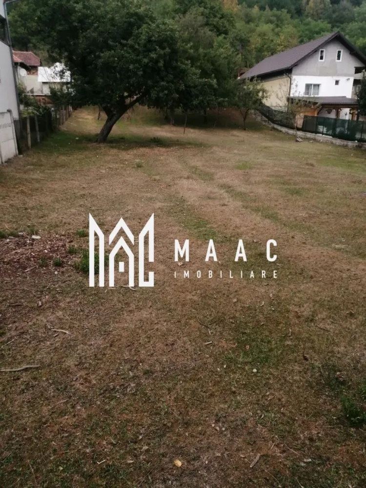Teren Intravilan 10.000 mp | Livadă + Pădure de salcâm | Bărbătești - Maac Imobiliare prezintă spre vânzare un teren intravilan generos, situat în comuna Bărbătești, la câțiva kilometri de Râmnicu Vâlcea, într-o zonă liniștită și locuită. Suprafață totală: 10.000 mp 4.000 mp livadă 6.000 mp pădure de salcâm Caracteristici: Intravilan, pretabil pentru construcția unei case Situat între case, zonă locuită și sigură Deschidere la drum asfaltat, acces facil Utilități: apă de la rețea disponibilă Cadru natural deosebit, liniște și aer curat Pentru mai multe detalii, vă rugăm să menționați telefonic ID-ul anunțului: CP2835255 }}