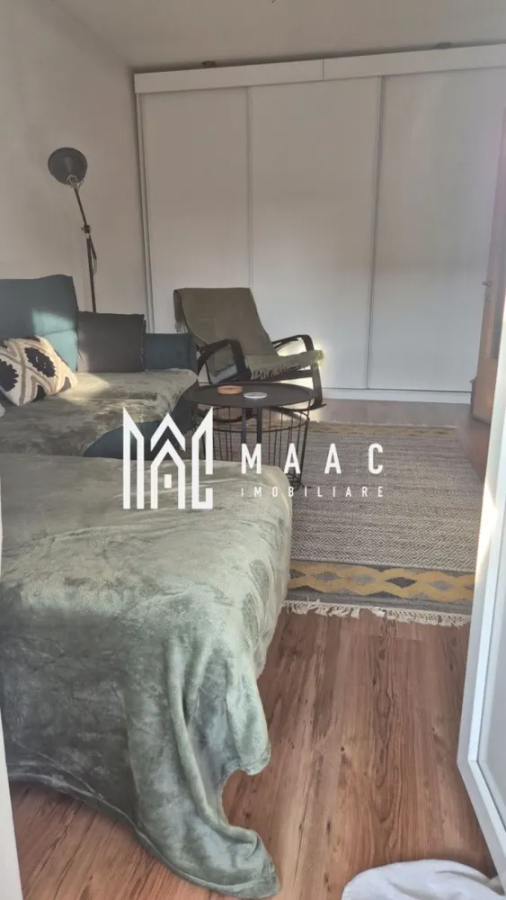Apartament 2 camere | 45 MPU | Balcon | Pivniță | Loc de parcare | Ștrand - MAAC Imobiliare vă propune spre vânzare un apartament la mansardă, amplasat în cartierul Ștrand în apropiere de puncte de interes precum: parcuri, școli ,magazine, farmacii,situat la etajul 5/5 fără scară interioară, fiind dispus pe un singur nivel. Un avantaj major îl reprezintă locul de parcare privat inclus, alături de disponibilitatea altor locuri de parcare publice în imediata apropiere. Cu o suprafață utilă de 45 mp compartimentarea asigură o circulație fluidă în toate încăperile ,care se face astfel: living de 16,43 mp dotat cu aer condiționat nou și dulap tip dressing bucătărie de 5,93 mp cu spațiu optimizat pentru gătit balcon de 7,03 mp cu ieșire din sufragerie si o debara pentru depozitare sau camară dormitor de 10,08 mp accesat prin holul secundar pentru un plus de liniște baie de 4,06 mp hol principal de 6,93 mp si hol secundar de 1,60 mp pivniță inclusă pod , pentru spațiu suplimentar de depozitare loc de parcare privat inclus în prețul de vânzare Pentru vizionări sau mai multe detalii contactați-ne și specificați codul proprietății ID: CP2964128. }}