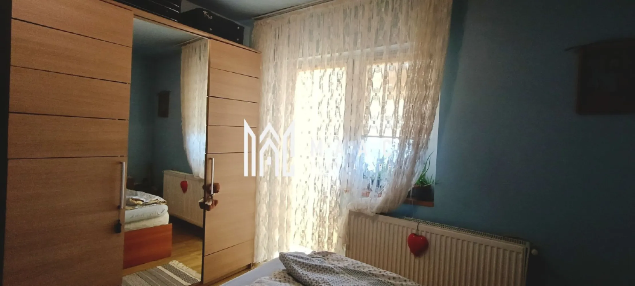 Apartament | 72 MPU | 3 camere | 2 Balcoane | Pictor Brana - MAAC Imobiliare vă propune spre vânzare un apartament cu 3 camere situat în zona Pictor Brana o locație liniștită și foarte căutată, aflat la etajul 2/3 al unui imobil construit în 2008 . Avantajele Locației: Natură și Recreere: În imediata apropiere se află parcul, ideal pentru plimbări și activități în aer liber Acces rapid la școli, grădinițe și diverse magazine Acces facil la mijloacele de transport în comun Curte comună proprie a blocului Caracteristici Principale: Suprafață utilă: 72 mp Decomandat Orientare: Sud-Estică (lumină naturală pe tot parcursul zilei) Compartimentare: living cu bucătărie open-space 2 dormitoare fiecare cu ieșire pe balcon 1 baie 2 balcoane hol de acces Vedere excelentă spre munte Sistem de încălzire: Centrală proprie și calorifere Pentru vizionări sau mai multe detalii contactați-ne și specificați codul proprietății ID:CP2965870. }}