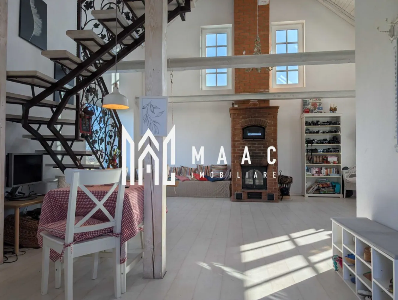 Casă | Daia Nouă | Priveliște spre Munții Făgăraș - MAAC Imobiliare vă propune spre închiriere o casă, situată în mijlocul naturii, la aproximativ 10 km de Sibiu, în localitatea Daia Nouă. Proprietatea este amplasată într-o zonă liniștită, oferind intimitate deplină și o priveliște spectaculoasă către Munții Făgăraș.. Compartimentare • open-space generos (zonă de living) • dormitor la mansardă • bucătărie complet utilată • baie Proprietatea beneficiază de o grădină spațioasă, amenajată pentru relaxare și activități în aer liber, care include: • heleșteu • foișor • zonă pentru răsaduri • pomi fructiferi Proprietarii se ocupă de întreținerea grădinii, inclusiv tunsul ierbii, compostare, plantare și pregătirea lemnelor de foc. Dotări și beneficii • încălzire cu șemineu pe lemne și pompă de căldură • instalație fotovoltaică de 5 kW • aer condiționat • video-proiector în dormitor • sursă proprie de apă și sistem propriu de epurare • costuri de întreținere reduse datorită eficienței energetice ridicate Proprietatea oferă intimitate totală, neavând vecini în fața casei sau pe laterale. Se acceptă animale de companie de talie mică și medie. Pentru mai multe detalii sau pentru programarea unei vizionări, vă rugăm să ne contactați și să menționați ID-ul proprietății: CP2966835. }}