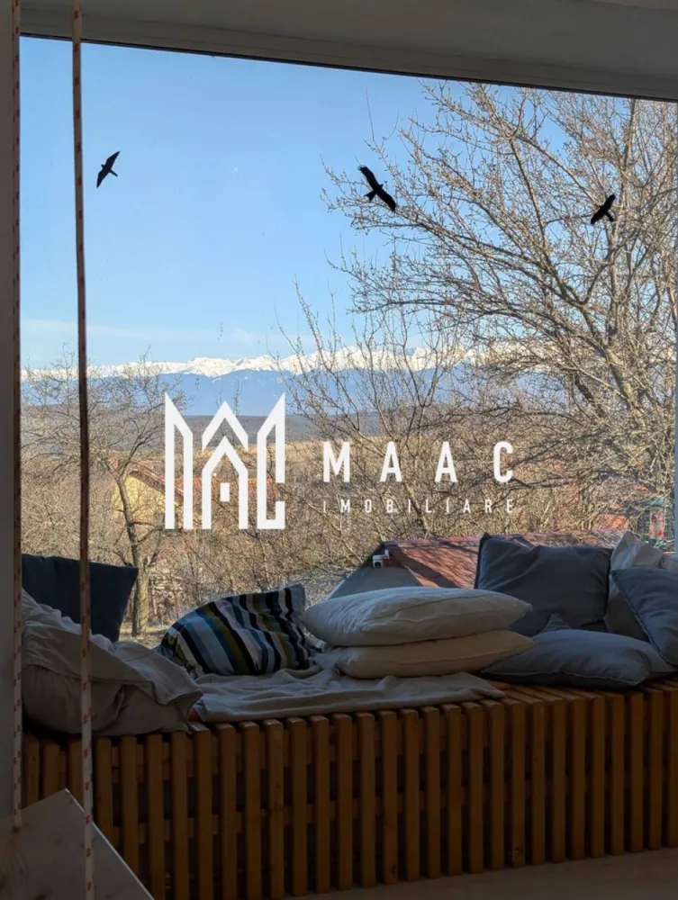 Casă | Daia Nouă | Priveliște spre Munții Făgăraș - MAAC Imobiliare vă propune spre închiriere o casă, situată în mijlocul naturii, la aproximativ 10 km de Sibiu, în localitatea Daia Nouă. Proprietatea este amplasată într-o zonă liniștită, oferind intimitate deplină și o priveliște spectaculoasă către Munții Făgăraș.. Compartimentare • open-space generos (zonă de living) • dormitor la mansardă • bucătărie complet utilată • baie Proprietatea beneficiază de o grădină spațioasă, amenajată pentru relaxare și activități în aer liber, care include: • heleșteu • foișor • zonă pentru răsaduri • pomi fructiferi Proprietarii se ocupă de întreținerea grădinii, inclusiv tunsul ierbii, compostare, plantare și pregătirea lemnelor de foc. Dotări și beneficii • încălzire cu șemineu pe lemne și pompă de căldură • instalație fotovoltaică de 5 kW • aer condiționat • video-proiector în dormitor • sursă proprie de apă și sistem propriu de epurare • costuri de întreținere reduse datorită eficienței energetice ridicate Proprietatea oferă intimitate totală, neavând vecini în fața casei sau pe laterale. Se acceptă animale de companie de talie mică și medie. Pentru mai multe detalii sau pentru programarea unei vizionări, vă rugăm să ne contactați și să menționați ID-ul proprietății: CP2966835. }}