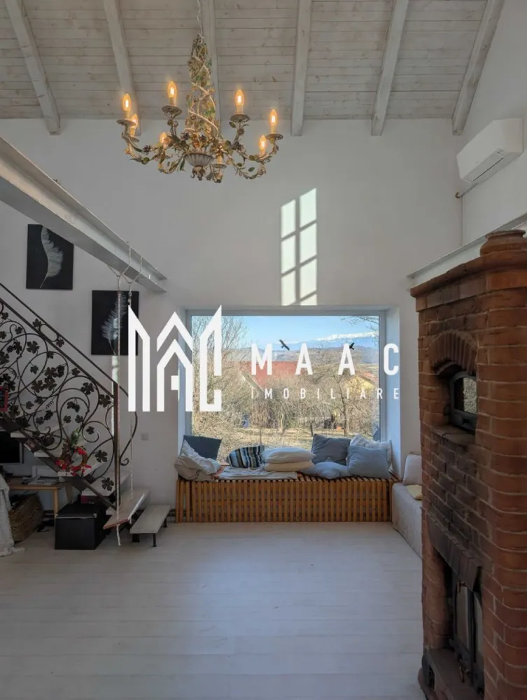 Casă | Daia Nouă | Priveliște spre Munții Făgăraș - MAAC Imobiliare vă propune spre închiriere o casă, situată în mijlocul naturii, la aproximativ 10 km de Sibiu, în localitatea Daia Nouă. Proprietatea este amplasată într-o zonă liniștită, oferind intimitate deplină și o priveliște spectaculoasă către Munții Făgăraș.. Compartimentare • open-space generos (zonă de living) • dormitor la mansardă • bucătărie complet utilată • baie Proprietatea beneficiază de o grădină spațioasă, amenajată pentru relaxare și activități în aer liber, care include: • heleșteu • foișor • zonă pentru răsaduri • pomi fructiferi Proprietarii se ocupă de întreținerea grădinii, inclusiv tunsul ierbii, compostare, plantare și pregătirea lemnelor de foc. Dotări și beneficii • încălzire cu șemineu pe lemne și pompă de căldură • instalație fotovoltaică de 5 kW • aer condiționat • video-proiector în dormitor • sursă proprie de apă și sistem propriu de epurare • costuri de întreținere reduse datorită eficienței energetice ridicate Proprietatea oferă intimitate totală, neavând vecini în fața casei sau pe laterale. Se acceptă animale de companie de talie mică și medie. Pentru mai multe detalii sau pentru programarea unei vizionări, vă rugăm să ne contactați și să menționați ID-ul proprietății: CP2966835. }}