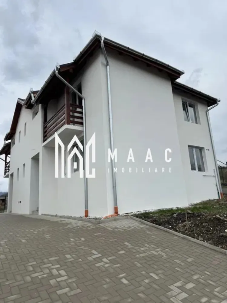 Casa tip Duplex | Teren 250 MP | P+1 | Cisnadie - MAAC Imobiliare vă propune spre vânzare o casă tip duplex, cu curte proprie, situată în Cisnădie. Caracteristici: Suprafață utilă 130 mp. Teren total de 250 mp. Amprentă la sol de 75 mp. Curte liberă de aproximativ 175 mp, potrivită pentru amenajarea unei grădini sau a unei zone de relaxare. Două locuri de parcare private. Pod ideal pentru depozitare. Construcție realizată în anul 2025. Compartimentare interioară Parter: Hol de acces. Bucătărie. Living spațios. Dormitor. Baie. Terasă cu acces din zona de zi. Etaj: Hol de acces. Trei dormitoare. Două balcoane. Baie. Acces către podul locuinței. Construcție și dotări: Casele sunt separate prin placă de beton, ceea ce asigură o bună izolare fonică între locuințe. Sistem de încălzire în pardoseală, pentru confort termic ridicat. Avantaje proprietate Curte proprie generoasă. Spațiu interior bine organizat. Locuri de parcare în curte. Pentru mai multe detalii precizati telefonic ca ati vazut anuntul cu ID: CP2967138 }}