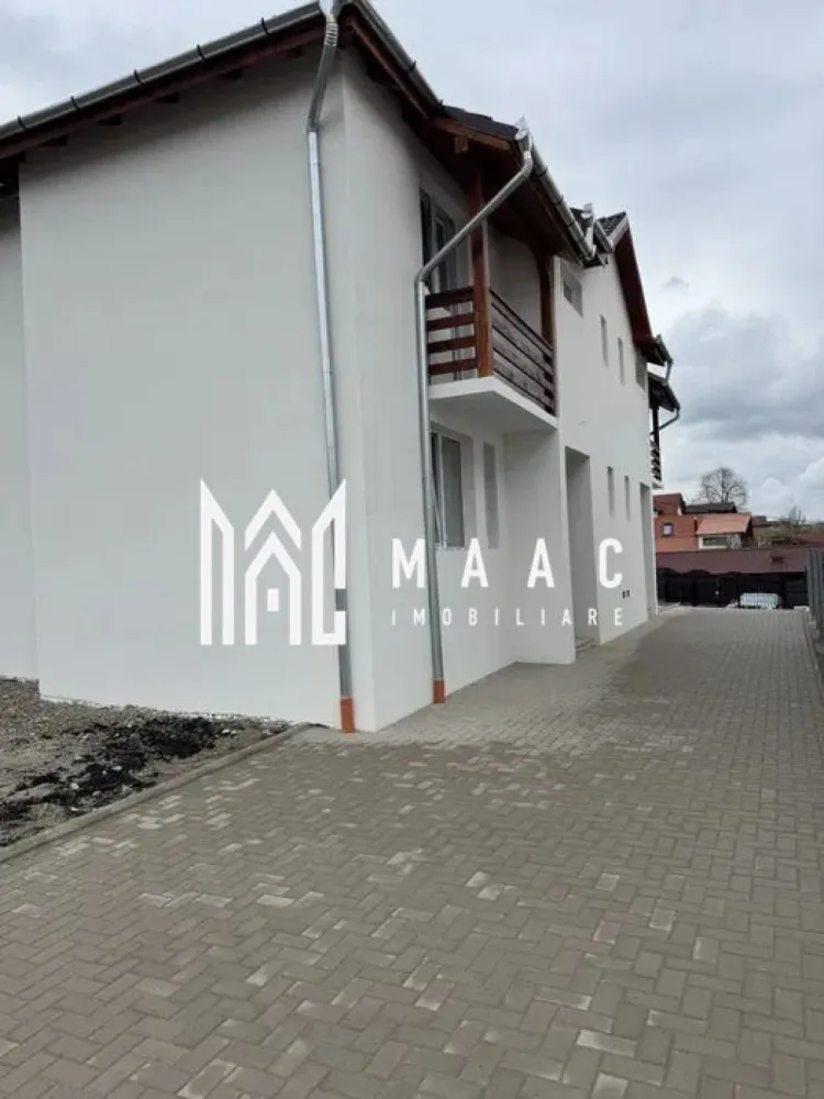 Casa tip Duplex | Teren 250 MP | P+1 | Cisnadie - MAAC Imobiliare vă propune spre vânzare o casă tip duplex, cu curte proprie, situată în Cisnădie. Caracteristici: Suprafață utilă 130 mp. Teren total de 250 mp. Amprentă la sol de 75 mp. Curte liberă de aproximativ 175 mp, potrivită pentru amenajarea unei grădini sau a unei zone de relaxare. Două locuri de parcare private. Pod ideal pentru depozitare. Construcție realizată în anul 2025. Compartimentare interioară Parter: Hol de acces. Bucătărie. Living spațios. Dormitor. Baie. Terasă cu acces din zona de zi. Etaj: Hol de acces. Trei dormitoare. Două balcoane. Baie. Acces către podul locuinței. Construcție și dotări: Casele sunt separate prin placă de beton, ceea ce asigură o bună izolare fonică între locuințe. Sistem de încălzire în pardoseală, pentru confort termic ridicat. Avantaje proprietate Curte proprie generoasă. Spațiu interior bine organizat. Locuri de parcare în curte. Pentru mai multe detalii precizati telefonic ca ati vazut anuntul cu ID: CP2967138 }}