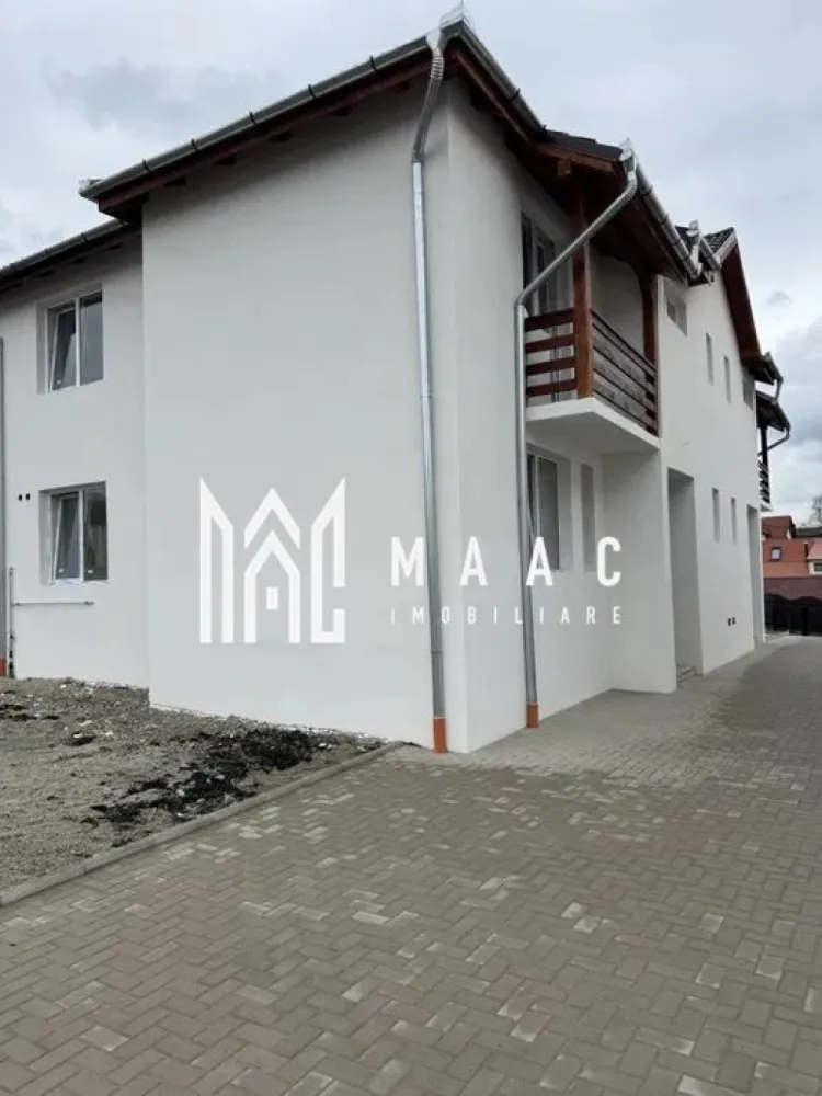 Casa tip Duplex | Teren 250 MP | P+1 | Cisnadie - MAAC Imobiliare vă propune spre vânzare o casă tip duplex, cu curte proprie, situată în Cisnădie. Caracteristici: Suprafață utilă 130 mp. Teren total de 250 mp. Amprentă la sol de 75 mp. Curte liberă de aproximativ 175 mp, potrivită pentru amenajarea unei grădini sau a unei zone de relaxare. Două locuri de parcare private. Pod ideal pentru depozitare. Construcție realizată în anul 2025. Compartimentare interioară Parter: Hol de acces. Bucătărie. Living spațios. Dormitor. Baie. Terasă cu acces din zona de zi. Etaj: Hol de acces. Trei dormitoare. Două balcoane. Baie. Acces către podul locuinței. Construcție și dotări: Casele sunt separate prin placă de beton, ceea ce asigură o bună izolare fonică între locuințe. Sistem de încălzire în pardoseală, pentru confort termic ridicat. Avantaje proprietate Curte proprie generoasă. Spațiu interior bine organizat. Locuri de parcare în curte. Pentru mai multe detalii precizati telefonic ca ati vazut anuntul cu ID: CP2967138 }}
