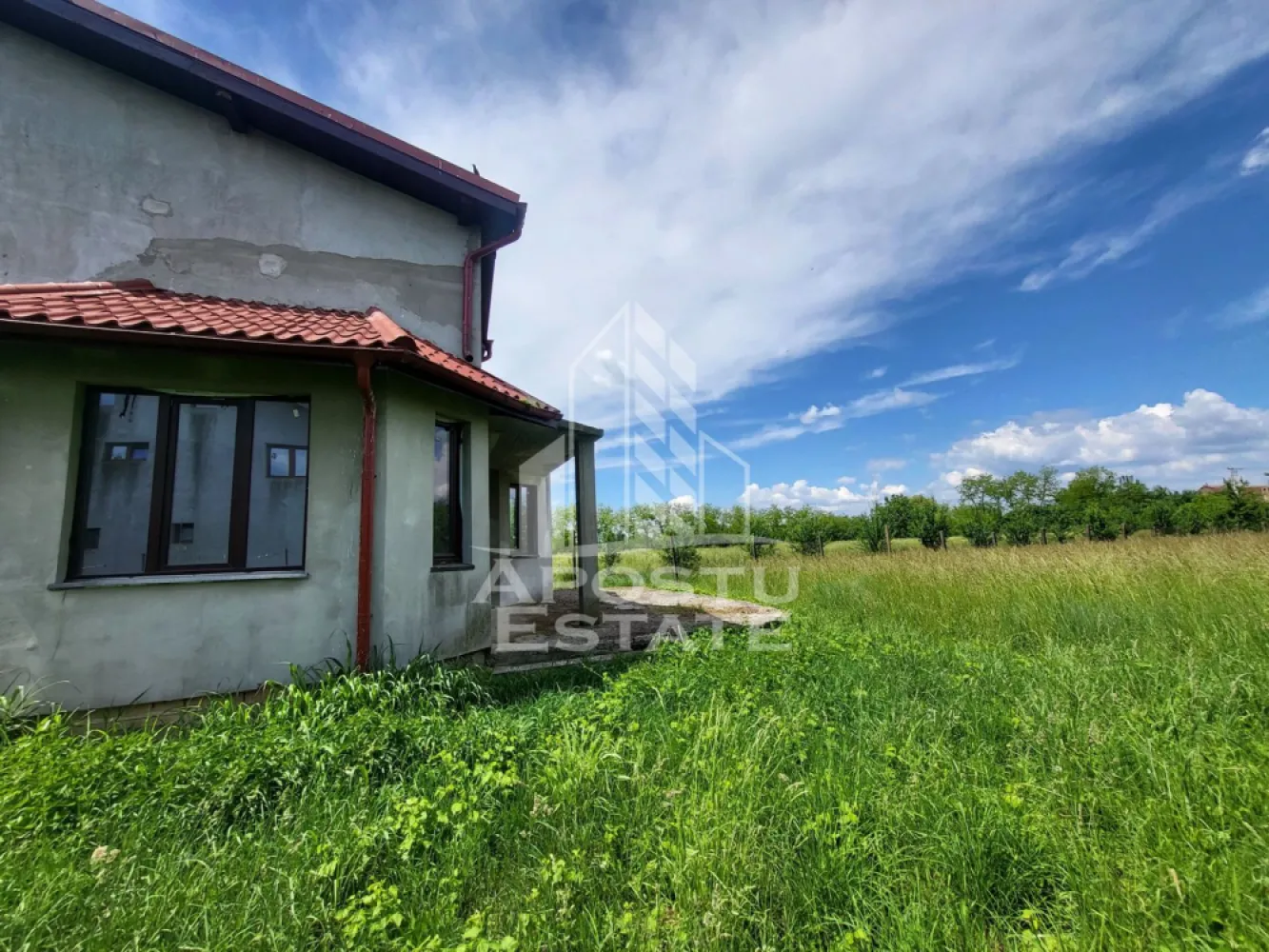 Casa individuala cu 8 camere si terase, teren generos, COMISION 0 - Apostu Estate va ofera spre vanzare o casa individuala, frumos proiectata si bine compartimentata. Se vinde in stadiul actual. Dispune de 8 camere si 2 bai. Construita integral din caramida, in judetul Timis, localitatea Jebel. 

La doar 10 minute fata de localitate Sag si 25 minute fata de Timisoara Shopping City. Departe de zgomotul orasului, de poluarea masiva si de cladirile mari, casa isi asteapta noii proprietari pentru a personaliza-o dupa bunul plac. Aflata in vatra satului, exista acces facil la punctele de interes principale precum market, parc si scoala, dar si la drumul national.

Teren generos de 2311.
Regim inaltime casa: Subsol + Parter + Mansarda.
Suprafata utila: 222 mp

Compartimentare subsol:
- pivnita, 12 mp
Compartimentare parter: 
- sala de sport
- vestibul
- birou 
- baie
- living
- bucatarie cu loc de luat masa
- terasa de 37 mp

Compartimentare mansarda: 
- dormitor
- baie
- dressing
- hol
- dormitor
- balcon de 15 mp
- hobby room
- dormitor
- balcon de 15 mp

Construcite integrala din caramida. Acoperis din tigla. Tamplarie PVC si geamuri termopan.
Strada asfaltata.
Utilitati: apa si curent. Canalizarea la strada, trebuie racordata.

Agentia imobiliara Apostu Estate va ofera consultanta bancara gratuita prin intermediul colaboratorilor nostri pentru alegerea celui mai potrivit tip de credit, astfel incat tu sa devi noul proprietar al acestui apartament.
Va asteptam cu drag la o vizionare.

ID intern: 14608.