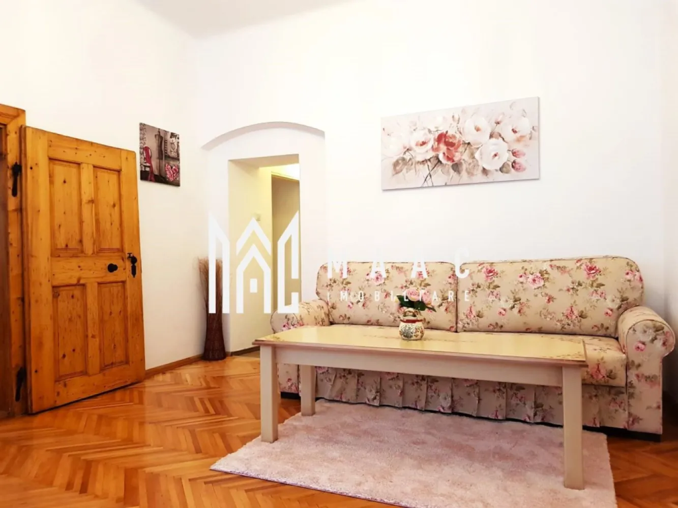 Apartament 2 Camere | 45MPU | Pivnita | Ultracentral - MAAC Imobiliare vă propune spre vânzare un apartament cu 2 camere, semidecomandat, situat în zona Ultracentrală a Sibiului, o locație ideală atât pentru locuire, cât și pentru investiție. Proprietatea este amplasată la parterul unei vile cu un singur etaj și are o suprafață utilă de 45 mp, oferind un spațiu bine organizat și confortabil. Compartimentare Hol de acces 2 camere spațioase Dressing Bucătărie separată Baie cu geam pentru aerisire naturală și duș Spații suplimentare Pivniță spațioasă – 17 mp Anexă – 6 mp Teren aferent – 47 mp Dotări și finisaje Apartament complet renovat Instalații electrice și sanitare schimbate Se vinde mobilat și utilat Disponibil pentru mutare imediată Avantaje Zonă Ultracentrală, aproape de toate punctele de interes Imobil tip vilă, cu regim redus de înălțime Spații auxiliare utile: pivniță, anexă și teren Ideal pentru locuință personală sau investiție (închiriere/regim hotelier) Pentru mai multe detalii și programarea unei vizionări, vă rugăm să ne contactați menționând ID:2967452 }}