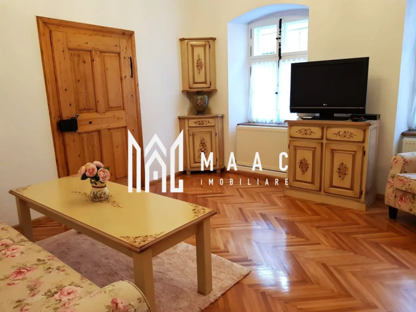 Apartament 2 Camere | 45MPU | Pivnita | Ultracentral - MAAC Imobiliare vă propune spre vânzare un apartament cu 2 camere, semidecomandat, situat în zona Ultracentrală a Sibiului, o locație ideală atât pentru locuire, cât și pentru investiție. Proprietatea este amplasată la parterul unei vile cu un singur etaj și are o suprafață utilă de 45 mp, oferind un spațiu bine organizat și confortabil. Compartimentare Hol de acces 2 camere spațioase Dressing Bucătărie separată Baie cu geam pentru aerisire naturală și duș Spații suplimentare Pivniță spațioasă – 17 mp Anexă – 6 mp Teren aferent – 47 mp Dotări și finisaje Apartament complet renovat Instalații electrice și sanitare schimbate Se vinde mobilat și utilat Disponibil pentru mutare imediată Avantaje Zonă Ultracentrală, aproape de toate punctele de interes Imobil tip vilă, cu regim redus de înălțime Spații auxiliare utile: pivniță, anexă și teren Ideal pentru locuință personală sau investiție (închiriere/regim hotelier) Pentru mai multe detalii și programarea unei vizionări, vă rugăm să ne contactați menționând ID:2967452 }}