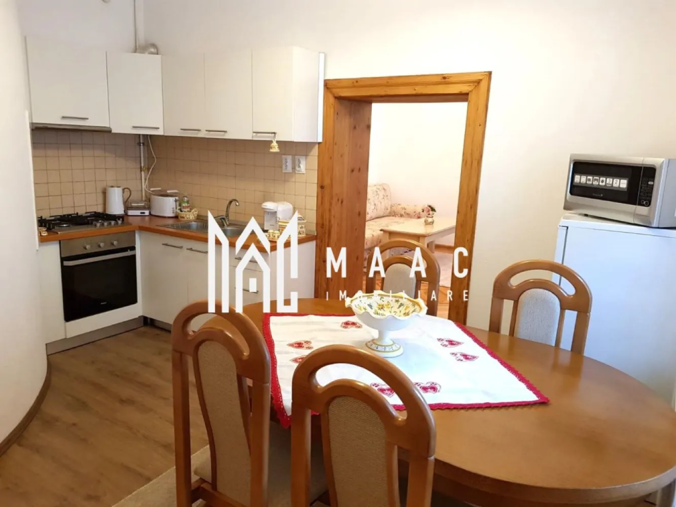 Apartament 2 Camere | 45MPU | Pivnita | Ultracentral - MAAC Imobiliare vă propune spre vânzare un apartament cu 2 camere, semidecomandat, situat în zona Ultracentrală a Sibiului, o locație ideală atât pentru locuire, cât și pentru investiție. Proprietatea este amplasată la parterul unei vile cu un singur etaj și are o suprafață utilă de 45 mp, oferind un spațiu bine organizat și confortabil. Compartimentare Hol de acces 2 camere spațioase Dressing Bucătărie separată Baie cu geam pentru aerisire naturală și duș Spații suplimentare Pivniță spațioasă – 17 mp Anexă – 6 mp Teren aferent – 47 mp Dotări și finisaje Apartament complet renovat Instalații electrice și sanitare schimbate Se vinde mobilat și utilat Disponibil pentru mutare imediată Avantaje Zonă Ultracentrală, aproape de toate punctele de interes Imobil tip vilă, cu regim redus de înălțime Spații auxiliare utile: pivniță, anexă și teren Ideal pentru locuință personală sau investiție (închiriere/regim hotelier) Pentru mai multe detalii și programarea unei vizionări, vă rugăm să ne contactați menționând ID:2967452 }}