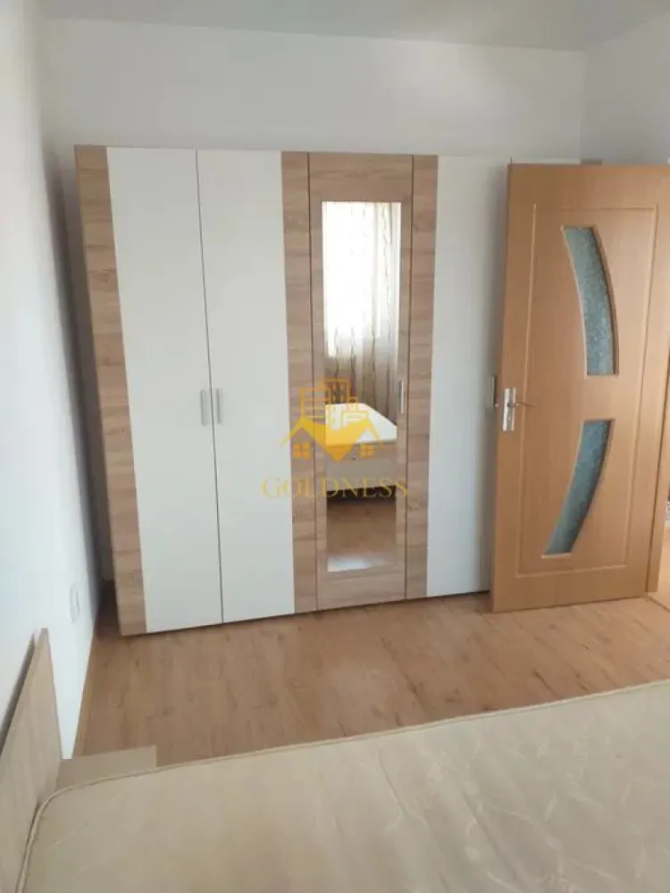 2 Camere, Iris, Parcare Subterana, Oasului, Auchan, 18 Gym, Revo Gym - Apartament 2 Camere Semidecomandat de Închiriat în Iris, Cluj-Napoca GOLDNESS Imobiliare vă propune spre închiriere un apartament luminos cu 2 camere semidecomandate, complet mobilat și utilat, situat la etajul 9 al unui imobil de 11 etaje, în cartierul Iris din Cluj-Napoca. Dispune de parcare subterană (50 euro luna). Cu o suprafață utilă de 42 mp, acest apartament este ideal pentru un stil de viață modern și confortabil. Beneficiază de centrală proprie, asigurând un control eficient al costurilor cu încălzirea și un confort sporit. Apartamentul este compartimentat astfel: * Living dotat cu o canapea extensibilă, masă de dining și comodă. * Dormitor primitor, cu pat matrimonial și dressing. * Bucătărie complet utilată cu aragaz, cuptor, hotă și frigider. * Baie cu cadă/duș. * Balcon Imobilul este situat într-o zonă cu acces facil la mijloace de transport în comun, magazine, supermarketuri și alte puncte de interes. Dacă sunteți interesați de acest apartament și doriți să îl vizionați, sau pentru alte oferte, nu ezitați să ne contactați telefonic sau prin e-mail. Vă stăm la dispoziție! Pentru intermediere se percepe un comision de 50% din prețul chiriei! }}