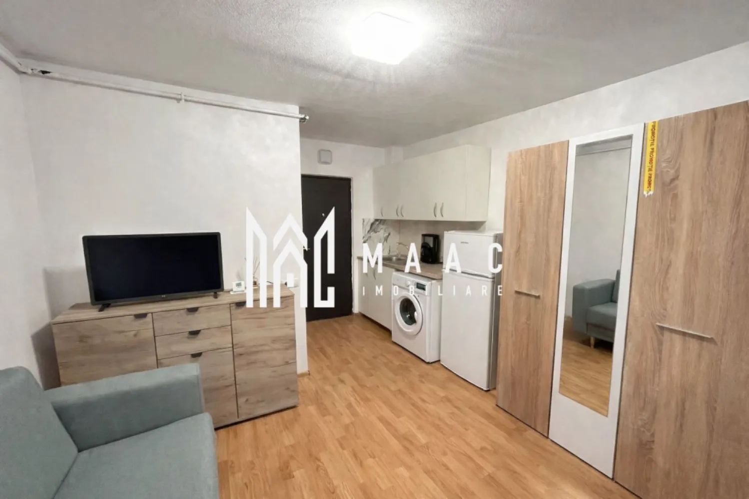 Garsonieră | Parter | Mobilată și utilată | Terezian - Maac Imobiliare prezintă spre închiriere o garsonieră practică și bine întreținută, situată la parter, ideală pentru o persoană sau un cuplu. Locuința are o suprafață de aproximativ 18 mp și este compartimentată eficient, oferind un spațiu funcțional pentru locuire. Garsoniera este mobilată și utilată, fiind pregătită pentru mutare imediată. Spațiul principal este amenajat cu canapea, comodă cu televizor, dulap pentru depozitare, iar zona de bucătărie este echipată cu chiuvetă, frigider și mașină de spălat. Baia este prevăzută cu duș, chiuvetă și toaletă. Locuința beneficiază de centrală termică proprie, ceea ce asigură confort termic și costuri controlate la utilități. Caracteristici principale: Parter Suprafață: 18 mp Mobilată și utilată Centrală termică Baie proprie Pentru mai multe detalii și programarea unei vizionări, vă invităm să ne contactați, menționând ID: CP2965206 }}