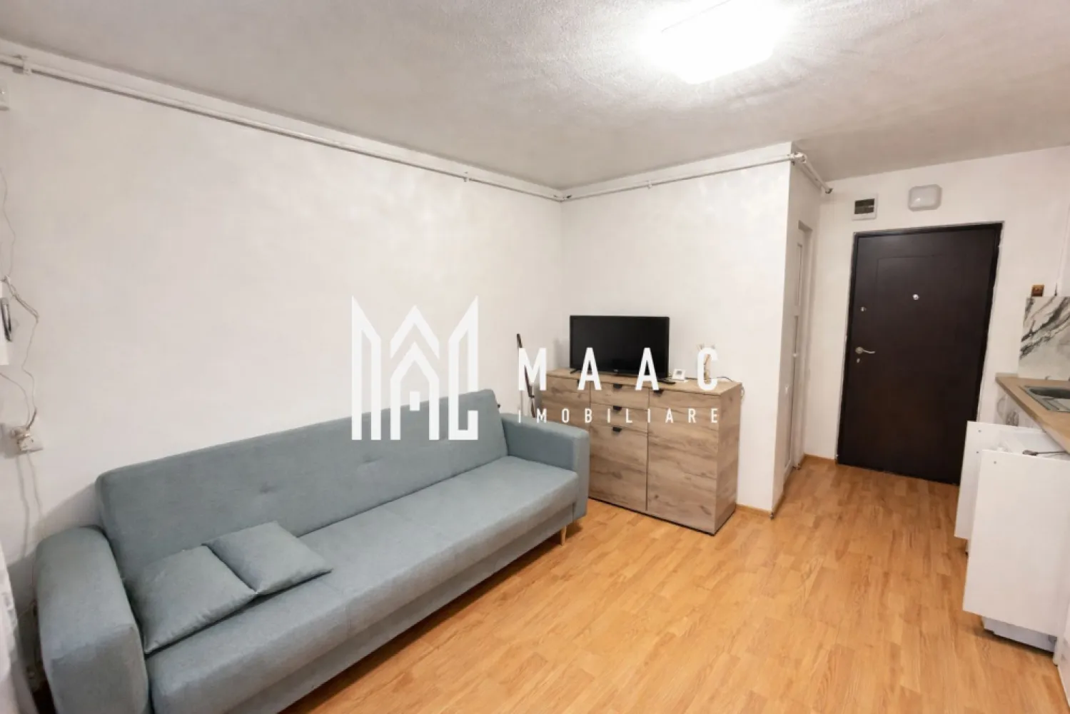 Garsonieră | Parter | Mobilată și utilată | Terezian - Maac Imobiliare prezintă spre închiriere o garsonieră practică și bine întreținută, situată la parter, ideală pentru o persoană sau un cuplu. Locuința are o suprafață de aproximativ 18 mp și este compartimentată eficient, oferind un spațiu funcțional pentru locuire. Garsoniera este mobilată și utilată, fiind pregătită pentru mutare imediată. Spațiul principal este amenajat cu canapea, comodă cu televizor, dulap pentru depozitare, iar zona de bucătărie este echipată cu chiuvetă, frigider și mașină de spălat. Baia este prevăzută cu duș, chiuvetă și toaletă. Locuința beneficiază de centrală termică proprie, ceea ce asigură confort termic și costuri controlate la utilități. Caracteristici principale: Parter Suprafață: 18 mp Mobilată și utilată Centrală termică Baie proprie Pentru mai multe detalii și programarea unei vizionări, vă invităm să ne contactați, menționând ID: CP2965206 }}