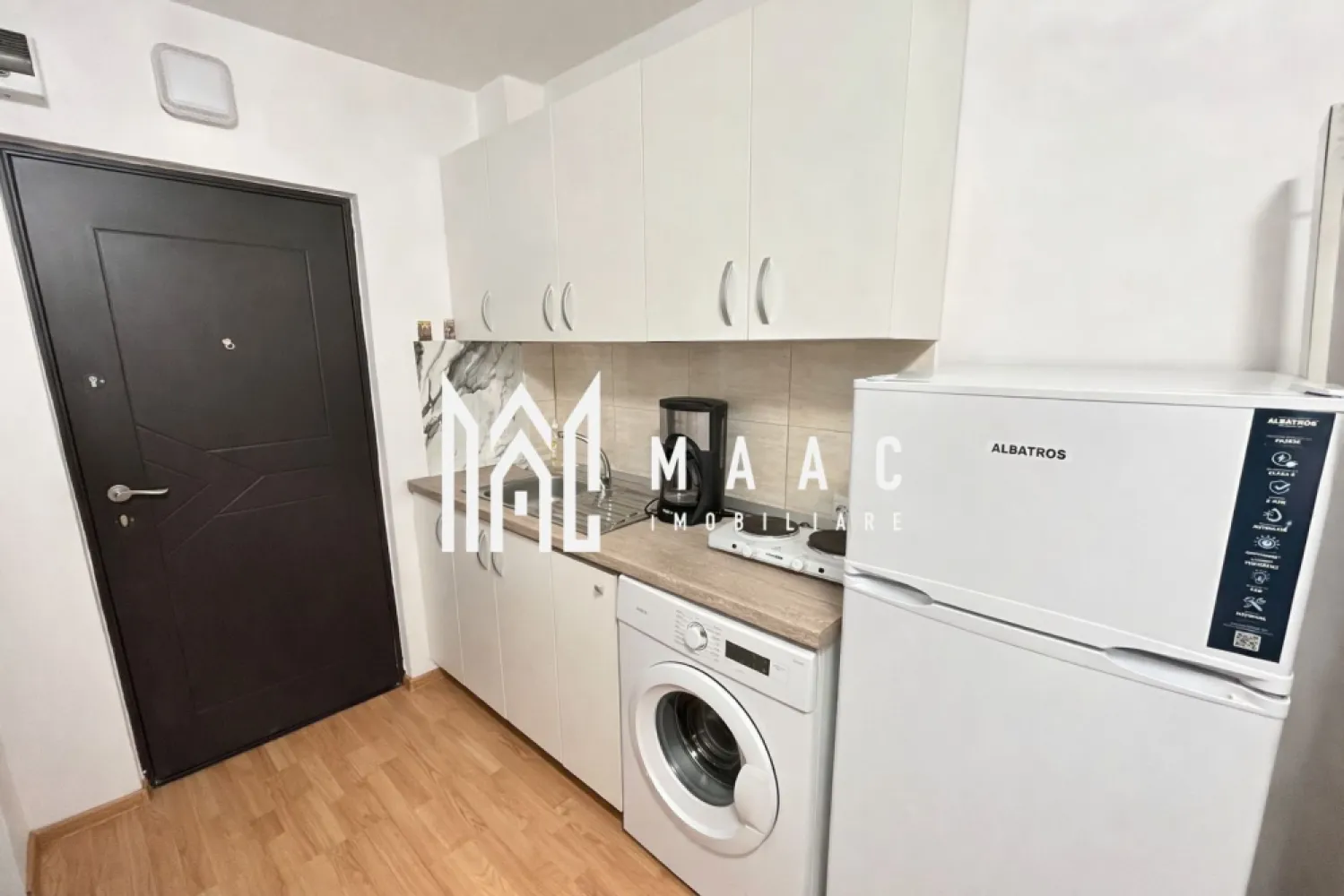 Garsonieră | Parter | Mobilată și utilată | Terezian - Maac Imobiliare prezintă spre închiriere o garsonieră practică și bine întreținută, situată la parter, ideală pentru o persoană sau un cuplu. Locuința are o suprafață de aproximativ 18 mp și este compartimentată eficient, oferind un spațiu funcțional pentru locuire. Garsoniera este mobilată și utilată, fiind pregătită pentru mutare imediată. Spațiul principal este amenajat cu canapea, comodă cu televizor, dulap pentru depozitare, iar zona de bucătărie este echipată cu chiuvetă, frigider și mașină de spălat. Baia este prevăzută cu duș, chiuvetă și toaletă. Locuința beneficiază de centrală termică proprie, ceea ce asigură confort termic și costuri controlate la utilități. Caracteristici principale: Parter Suprafață: 18 mp Mobilată și utilată Centrală termică Baie proprie Pentru mai multe detalii și programarea unei vizionări, vă invităm să ne contactați, menționând ID: CP2965206 }}