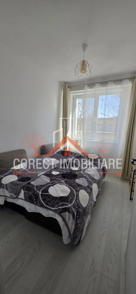 Apartament Bulevardul Decebal etaj 1 - Apartament 2 camere – Str. Decebal, Bistrița Apartament cu 2 camere de vânzare, situat pe Strada Decebal, într-o zonă foarte bună, aproape de magazine, transport și puncte de interes. ✔ 51 mp utili ✔ Etaj 1 ✔ Bucătărie separată ✔ Baie ✔ Compartimentare practică Bloc construit în 1972, locuință potrivită atât pentru locuit, cât și pentru investiție. 💰 Preț: 95000 € 📞 Pentru detalii și vizionare, sunați cu încredere. }}