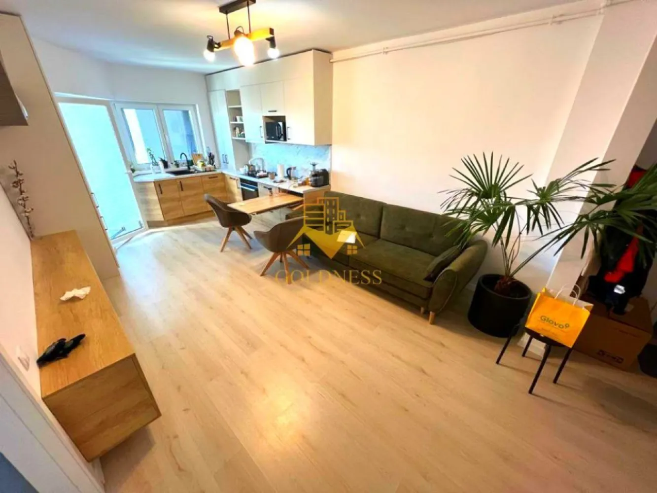 3 camere open space, modern, parcare, Buna Ziua - GOLDNESS Imobiliare vă propune spre închiriere un apartament complet mobilat și utilat, la etajul într-un imobil de etaje, în cartierul . Apartamentul este compartimentat astfel: - dormitor cu pat matrimonial, dressing, noptiere - dormitor cu dressing, birou - living cu bucatarie open-space complet utilată, canapea extensibla, loc de servit masa - baie cu vana, calorifer port prosop inox și dulap pentru depozitare. - balcon de 8 mp. Imobilul este dotat cu toate cele necesare- centrală proprie, mașină de spălat haine, masina de spalat vase, frigider, plită electrică, hotă, TV, etc. Se află în apropierea stațiilor de transport în comun, magazine, restaurante, spații verzi, farmacii, etc. Dispune de loc de parcare! Dacă sunteți interesați de acest apartament și doriți să îl vizionați, dar și pentru alte oferte sau detalii nu ezitați să ne contactați telefonic sau prin e-mail - goldnessimobiliare@gmail.com. Vă stăm la dispoziție! }}