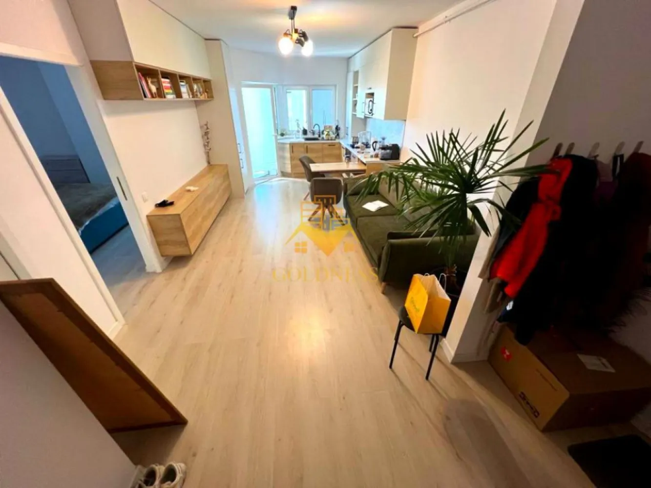 3 camere open space, modern, parcare, Buna Ziua - GOLDNESS Imobiliare vă propune spre închiriere un apartament complet mobilat și utilat, la etajul într-un imobil de etaje, în cartierul . Apartamentul este compartimentat astfel: - dormitor cu pat matrimonial, dressing, noptiere - dormitor cu dressing, birou - living cu bucatarie open-space complet utilată, canapea extensibla, loc de servit masa - baie cu vana, calorifer port prosop inox și dulap pentru depozitare. - balcon de 8 mp. Imobilul este dotat cu toate cele necesare- centrală proprie, mașină de spălat haine, masina de spalat vase, frigider, plită electrică, hotă, TV, etc. Se află în apropierea stațiilor de transport în comun, magazine, restaurante, spații verzi, farmacii, etc. Dispune de loc de parcare! Dacă sunteți interesați de acest apartament și doriți să îl vizionați, dar și pentru alte oferte sau detalii nu ezitați să ne contactați telefonic sau prin e-mail - goldnessimobiliare@gmail.com. Vă stăm la dispoziție! }}