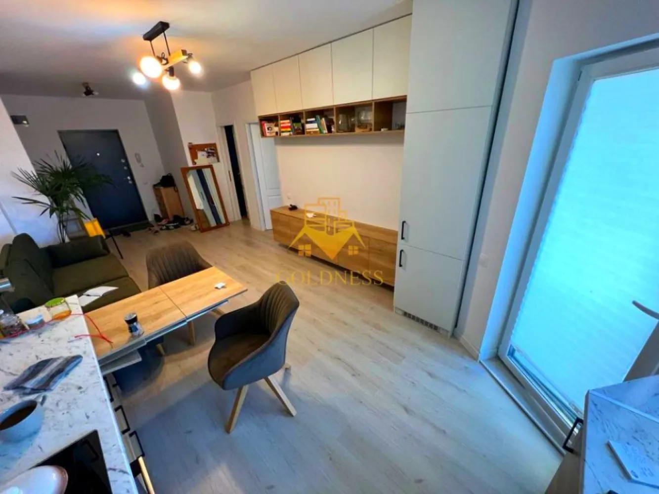 3 camere open space, modern, parcare, Buna Ziua - GOLDNESS Imobiliare vă propune spre închiriere un apartament complet mobilat și utilat, la etajul într-un imobil de etaje, în cartierul . Apartamentul este compartimentat astfel: - dormitor cu pat matrimonial, dressing, noptiere - dormitor cu dressing, birou - living cu bucatarie open-space complet utilată, canapea extensibla, loc de servit masa - baie cu vana, calorifer port prosop inox și dulap pentru depozitare. - balcon de 8 mp. Imobilul este dotat cu toate cele necesare- centrală proprie, mașină de spălat haine, masina de spalat vase, frigider, plită electrică, hotă, TV, etc. Se află în apropierea stațiilor de transport în comun, magazine, restaurante, spații verzi, farmacii, etc. Dispune de loc de parcare! Dacă sunteți interesați de acest apartament și doriți să îl vizionați, dar și pentru alte oferte sau detalii nu ezitați să ne contactați telefonic sau prin e-mail - goldnessimobiliare@gmail.com. Vă stăm la dispoziție! }}