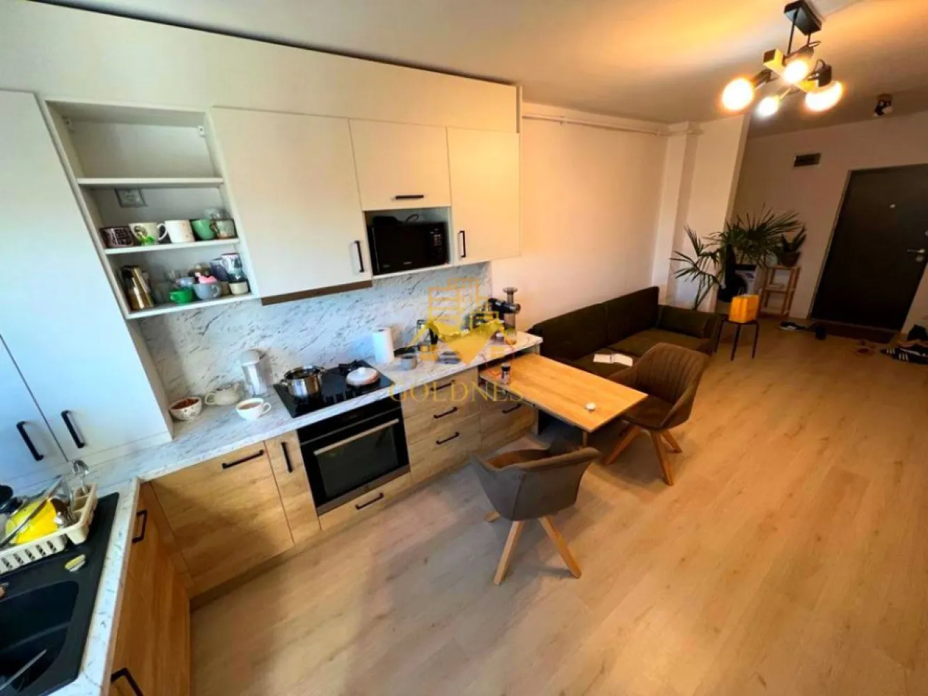 3 camere open space, modern, parcare, Buna Ziua - GOLDNESS Imobiliare vă propune spre închiriere un apartament complet mobilat și utilat, la etajul într-un imobil de etaje, în cartierul . Apartamentul este compartimentat astfel: - dormitor cu pat matrimonial, dressing, noptiere - dormitor cu dressing, birou - living cu bucatarie open-space complet utilată, canapea extensibla, loc de servit masa - baie cu vana, calorifer port prosop inox și dulap pentru depozitare. - balcon de 8 mp. Imobilul este dotat cu toate cele necesare- centrală proprie, mașină de spălat haine, masina de spalat vase, frigider, plită electrică, hotă, TV, etc. Se află în apropierea stațiilor de transport în comun, magazine, restaurante, spații verzi, farmacii, etc. Dispune de loc de parcare! Dacă sunteți interesați de acest apartament și doriți să îl vizionați, dar și pentru alte oferte sau detalii nu ezitați să ne contactați telefonic sau prin e-mail - goldnessimobiliare@gmail.com. Vă stăm la dispoziție! }}