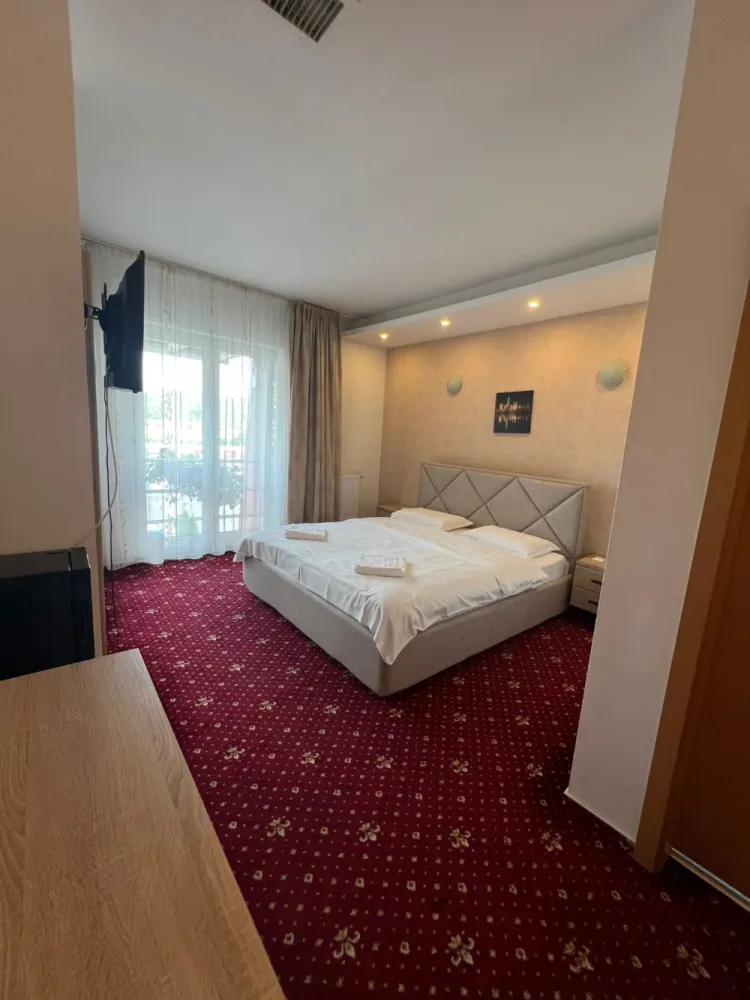De vânzare – Hotel Veștem, Sibiu - O oportunitate unică de investiție în turism și HoReCa, amplasată strategic în localitatea Veștem, la doar 13 km de Sibiu și 17 km de Aeroportul Internațional Sibiu, cu acces direct din DN1–DN7. &nbsp;Detalii proprietate:Suprafață teren: 5.600 mpSuprafață utila: 1.700 mp25 camere spațioase, fiecare cu baie proprie2 apartamente cu baie proprieRestaurant cu 70 locuri + terasăBucătărie profesională de 200 mp, dotată cu camere frigorifice și congelatorAer condiționat, ferestre termopan, gresie, faianță, parchet, mocheta.Puncte comerciale destinate alimentației publice – închiriate, cu venit lunar de 12.000 € + încasările hotelului &nbsp;Utilități și dotări tehnice:Curent 300 kw + generator 220 kwPuț forat la mare adâncime pentru alimentare cu apăStație de epurare proprieCanalizare&nbsp;Avantaje investiționale:Poziționare excelentă pentru tranzit și turism, pe ruta DN1 – DN7Proprietatea se prezintă impecabil, foarte îngrijităGenerare de venit pasiv din chirii + activitate hotelieră și restaurantPotențial ridicat de dezvoltare ulterioară (evenimente, turism de business, extindere servicii)&nbsp;Preț de vânzare: 1.800.000 € &nbsp;Un hotel cu tradiție, bine întreținut, complet funcțional, care îmbină confortul modern cu un potențial excelent de profitabilitate. }}