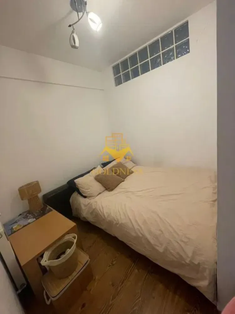 2 camere, modern, Studium Green, Iulius Mall, FSEGA, Gheorgheni - GOLDNESS Imobiliare vă propune spre închiriere un apartament cu o camera si o nisa de dormit, complet mobilat și utilat, la etajul 1 într-un imobil de 7 etaje, în Cartierul Gheorgheni. Se află în apropierea stațiilor de transport în comun, magazine, restaurante, spații verzi, farmacii, etc. Apartamentul este compartimentat astfel: - nisa cu pat matrimonial, dressing, noptiere - living cu canapea extensibila, spatii de depozitare, birou - bucatarie utilată și mobilată, loc de servit masa - baie cu cada, calorifer port prosop și dulap pentru depozitare. - balcon de 7 mp. Imobilul este dotat cu toate cele necesare- centrală proprie, frigider, aragaz, hotă, mașină de spălat haine, etc. Dacă sunteți interesați de acest apartament și doriți să îl vizionați, dar și pentru alte oferte nu ezitați să ne contactați telefonic sau prin e-mail. Vă stăm la dispoziție! Pentru intermediere se percepe un comision de 50% din prețul chiriei! }}