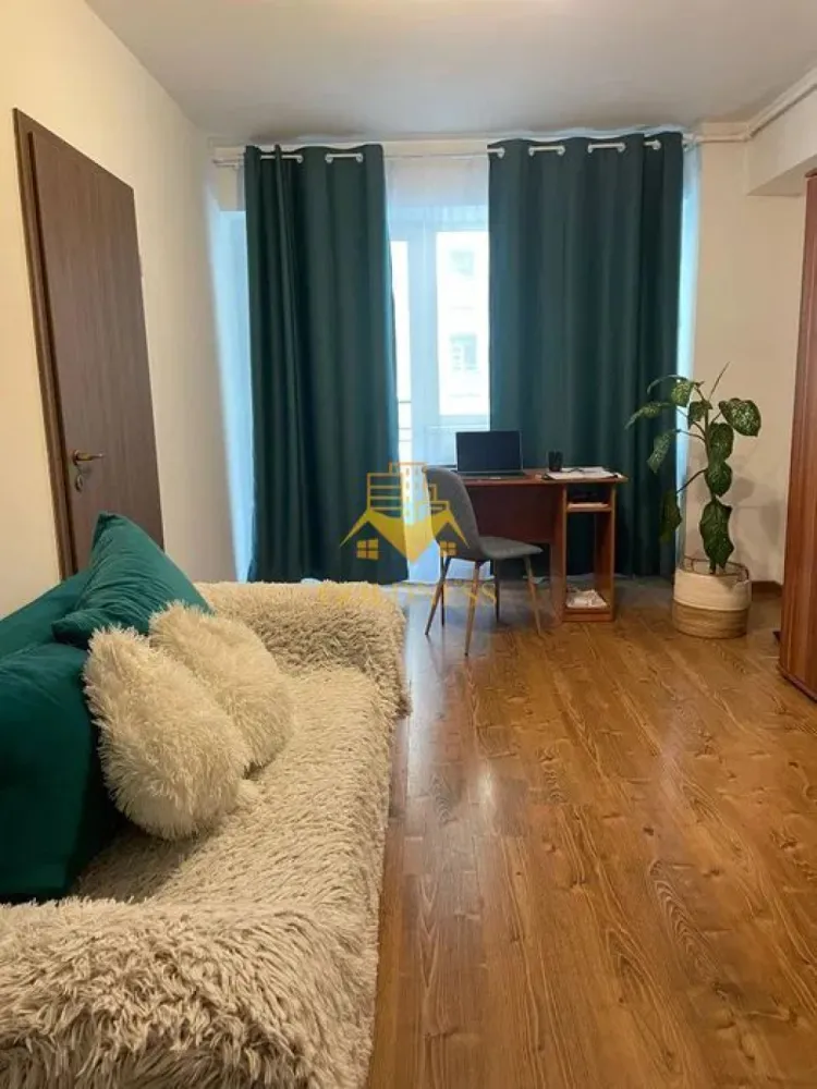 2 camere, modern, Studium Green, Iulius Mall, FSEGA, Gheorgheni - GOLDNESS Imobiliare vă propune spre închiriere un apartament cu o camera si o nisa de dormit, complet mobilat și utilat, la etajul 1 într-un imobil de 7 etaje, în Cartierul Gheorgheni. Se află în apropierea stațiilor de transport în comun, magazine, restaurante, spații verzi, farmacii, etc. Apartamentul este compartimentat astfel: - nisa cu pat matrimonial, dressing, noptiere - living cu canapea extensibila, spatii de depozitare, birou - bucatarie utilată și mobilată, loc de servit masa - baie cu cada, calorifer port prosop și dulap pentru depozitare. - balcon de 7 mp. Imobilul este dotat cu toate cele necesare- centrală proprie, frigider, aragaz, hotă, mașină de spălat haine, etc. Dacă sunteți interesați de acest apartament și doriți să îl vizionați, dar și pentru alte oferte nu ezitați să ne contactați telefonic sau prin e-mail. Vă stăm la dispoziție! Pentru intermediere se percepe un comision de 50% din prețul chiriei! }}