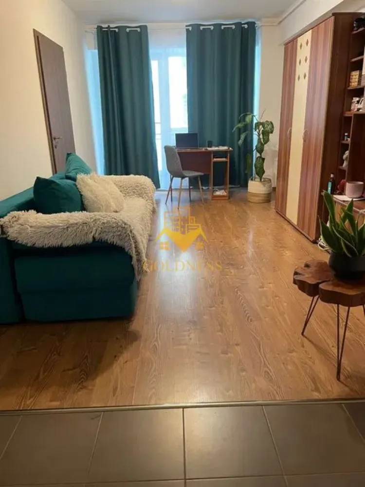 2 camere, modern, Studium Green, Iulius Mall, FSEGA, Gheorgheni - GOLDNESS Imobiliare vă propune spre închiriere un apartament cu o camera si o nisa de dormit, complet mobilat și utilat, la etajul 1 într-un imobil de 7 etaje, în Cartierul Gheorgheni. Se află în apropierea stațiilor de transport în comun, magazine, restaurante, spații verzi, farmacii, etc. Apartamentul este compartimentat astfel: - nisa cu pat matrimonial, dressing, noptiere - living cu canapea extensibila, spatii de depozitare, birou - bucatarie utilată și mobilată, loc de servit masa - baie cu cada, calorifer port prosop și dulap pentru depozitare. - balcon de 7 mp. Imobilul este dotat cu toate cele necesare- centrală proprie, frigider, aragaz, hotă, mașină de spălat haine, etc. Dacă sunteți interesați de acest apartament și doriți să îl vizionați, dar și pentru alte oferte nu ezitați să ne contactați telefonic sau prin e-mail. Vă stăm la dispoziție! Pentru intermediere se percepe un comision de 50% din prețul chiriei! }}