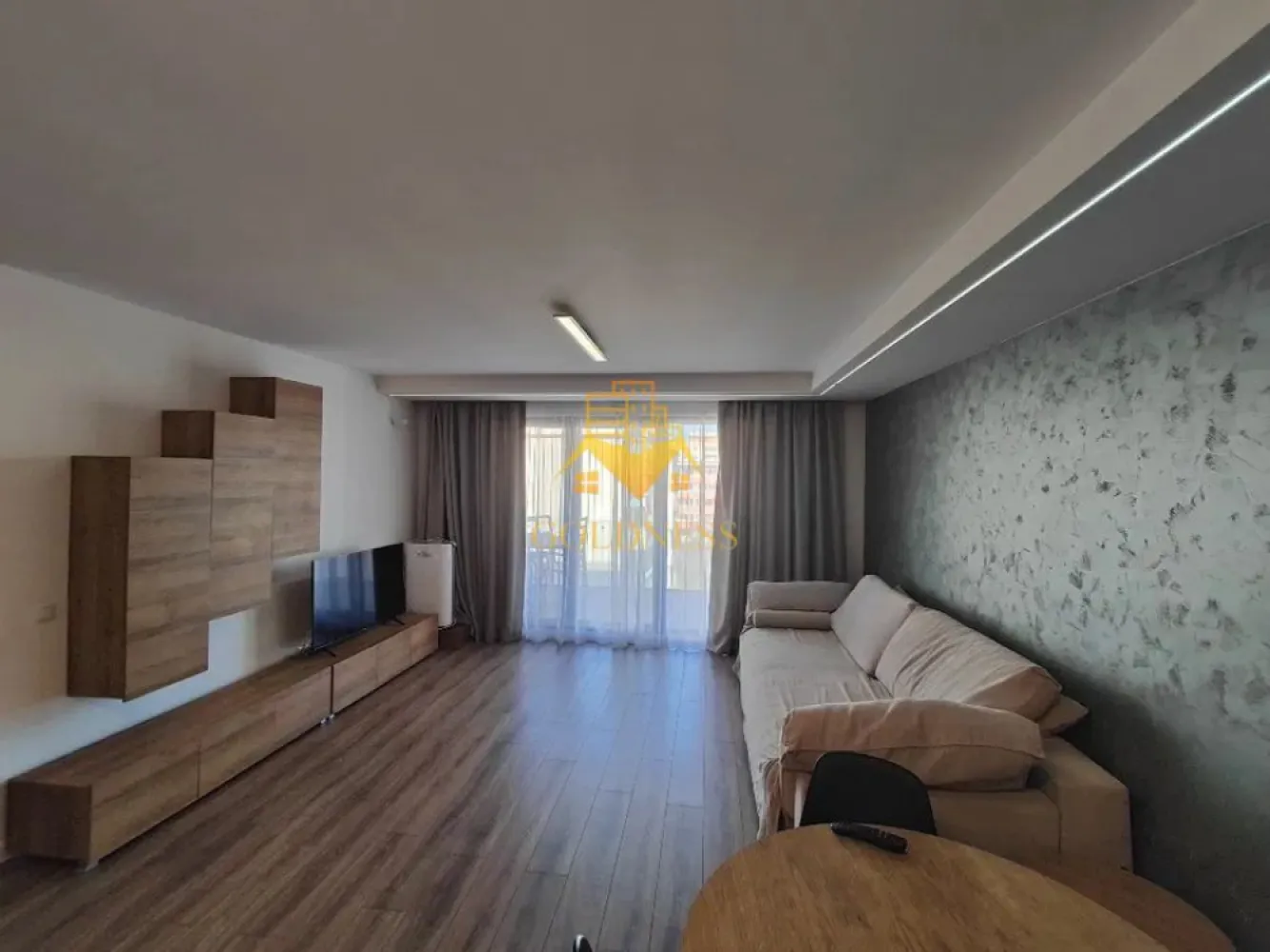 2 camere, premium, bloc nou, Marasti, The Nest, The Office, 21 Dec - GOLDNESS Imobiliare vă propune spre închiriere un apartament cu 2 camere complet mobilat și utilat, la etajul 3 într-un imobil de 7 etaje, în cartierul Marasti. Apartamentul este compartimentat astfel: - dormitor cu pat matrimonial, dressing, noptiere - living cu bucatarie open-space complet utilată, canapea extensibla, loc de servit masa - baie cu cabina de dus, calorifer port prosop inox și dulap pentru depozitare. - terasa de 7 mp. Imobilul este dotat cu toate cele necesare- centrală proprie, mașină de spălat haine, frigider, plită electrică, hotă, TV, etc. Se află în apropierea stațiilor de transport în comun, magazine, restaurante, spații verzi, farmacii, etc. Dispune de parcare subterana inclusa in pret! Dacă sunteți interesați de acest apartament și doriți să îl vizionați, dar și pentru alte oferte sau detalii nu ezitați să ne contactați telefonic sau prin e-mail - goldnessimobiliare@gmail.com. Vă stăm la dispoziție! }}