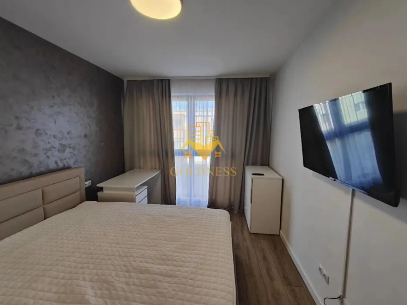2 camere, premium, bloc nou, Marasti, The Nest, The Office, 21 Dec - GOLDNESS Imobiliare vă propune spre închiriere un apartament cu 2 camere complet mobilat și utilat, la etajul 3 într-un imobil de 7 etaje, în cartierul Marasti. Apartamentul este compartimentat astfel: - dormitor cu pat matrimonial, dressing, noptiere - living cu bucatarie open-space complet utilată, canapea extensibla, loc de servit masa - baie cu cabina de dus, calorifer port prosop inox și dulap pentru depozitare. - terasa de 7 mp. Imobilul este dotat cu toate cele necesare- centrală proprie, mașină de spălat haine, frigider, plită electrică, hotă, TV, etc. Se află în apropierea stațiilor de transport în comun, magazine, restaurante, spații verzi, farmacii, etc. Dispune de parcare subterana inclusa in pret! Dacă sunteți interesați de acest apartament și doriți să îl vizionați, dar și pentru alte oferte sau detalii nu ezitați să ne contactați telefonic sau prin e-mail - goldnessimobiliare@gmail.com. Vă stăm la dispoziție! }}