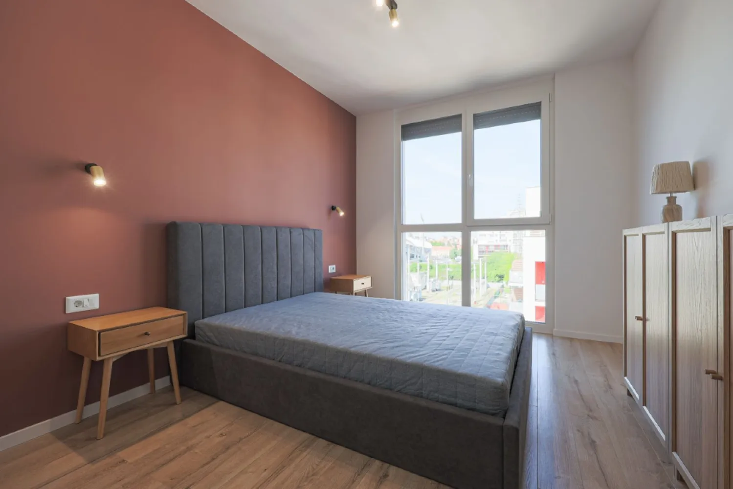 Unic pe piata Apartament ARED cu 3 camere si 2 bai la cheie Comision 0 - Comision 0 Vă propun spre vânzare singurul apartament cu 3 camere și 2 băi, complet finisat la cheie și disponibil cu predare imediată în cadrul complexului rezidențial ARED – o oportunitate rară pentru cei care își doresc o locuință modernă, fără timp de așteptare. Situat la etajul 5, apartamentul a fost predat catre proprietar anul trecut si oferă 63 mp utili, fiind compartimentat eficient pentru confortul unei familii sau pentru o investiție sigură. Compartimentare Living spațios cu bucătărie open-space 2 dormitoare 2 băi Balcon de 6 mp cu vedere panoramică superbă Avantaje Predare imediată Complet finisat, mobilat și utilat – la cheie Loc de parcare privat inclus Spații luminoase și compartimentare modernă Apartamentul este ideal pentru cei care își doresc confort, poziționare într-un complex modern și posibilitatea de a se muta imediat, fără alte investiții sau lucrări suplimentare. 📞 Pentru detalii și programarea unei vizionări: Blaga Flavius – 0754467525 Consultant imobiliar acreditat APAIR (Asociația Profesională a Agenților Imobiliari din România) Nu dispui de toată suma? Te ajutăm noi gratuit! Îți obținem oferte de la 16 bănci. Ai o proprietate de vânzare în Arad și vrei să știi cât valorează cu adevărat? Birou: ACASĂ | Agenție imobiliară Arad Adresă: Bulevardul Decebal 2, Arad 310133 }}