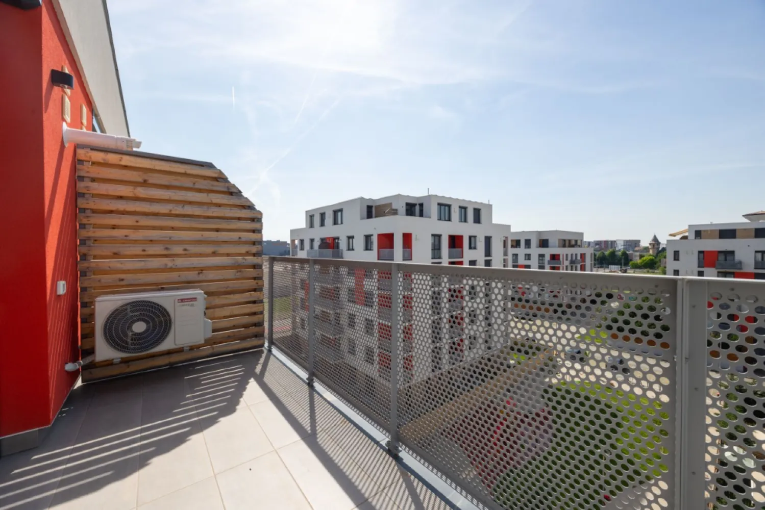 Unic pe piata Apartament ARED cu 3 camere si 2 bai la cheie Comision 0 - Comision 0 Vă propun spre vânzare singurul apartament cu 3 camere și 2 băi, complet finisat la cheie și disponibil cu predare imediată în cadrul complexului rezidențial ARED – o oportunitate rară pentru cei care își doresc o locuință modernă, fără timp de așteptare. Situat la etajul 5, apartamentul a fost predat catre proprietar anul trecut si oferă 63 mp utili, fiind compartimentat eficient pentru confortul unei familii sau pentru o investiție sigură. Compartimentare Living spațios cu bucătărie open-space 2 dormitoare 2 băi Balcon de 6 mp cu vedere panoramică superbă Avantaje Predare imediată Complet finisat, mobilat și utilat – la cheie Loc de parcare privat inclus Spații luminoase și compartimentare modernă Apartamentul este ideal pentru cei care își doresc confort, poziționare într-un complex modern și posibilitatea de a se muta imediat, fără alte investiții sau lucrări suplimentare. 📞 Pentru detalii și programarea unei vizionări: Blaga Flavius – 0754467525 Consultant imobiliar acreditat APAIR (Asociația Profesională a Agenților Imobiliari din România) Nu dispui de toată suma? Te ajutăm noi gratuit! Îți obținem oferte de la 16 bănci. Ai o proprietate de vânzare în Arad și vrei să știi cât valorează cu adevărat? Birou: ACASĂ | Agenție imobiliară Arad Adresă: Bulevardul Decebal 2, Arad 310133 }}