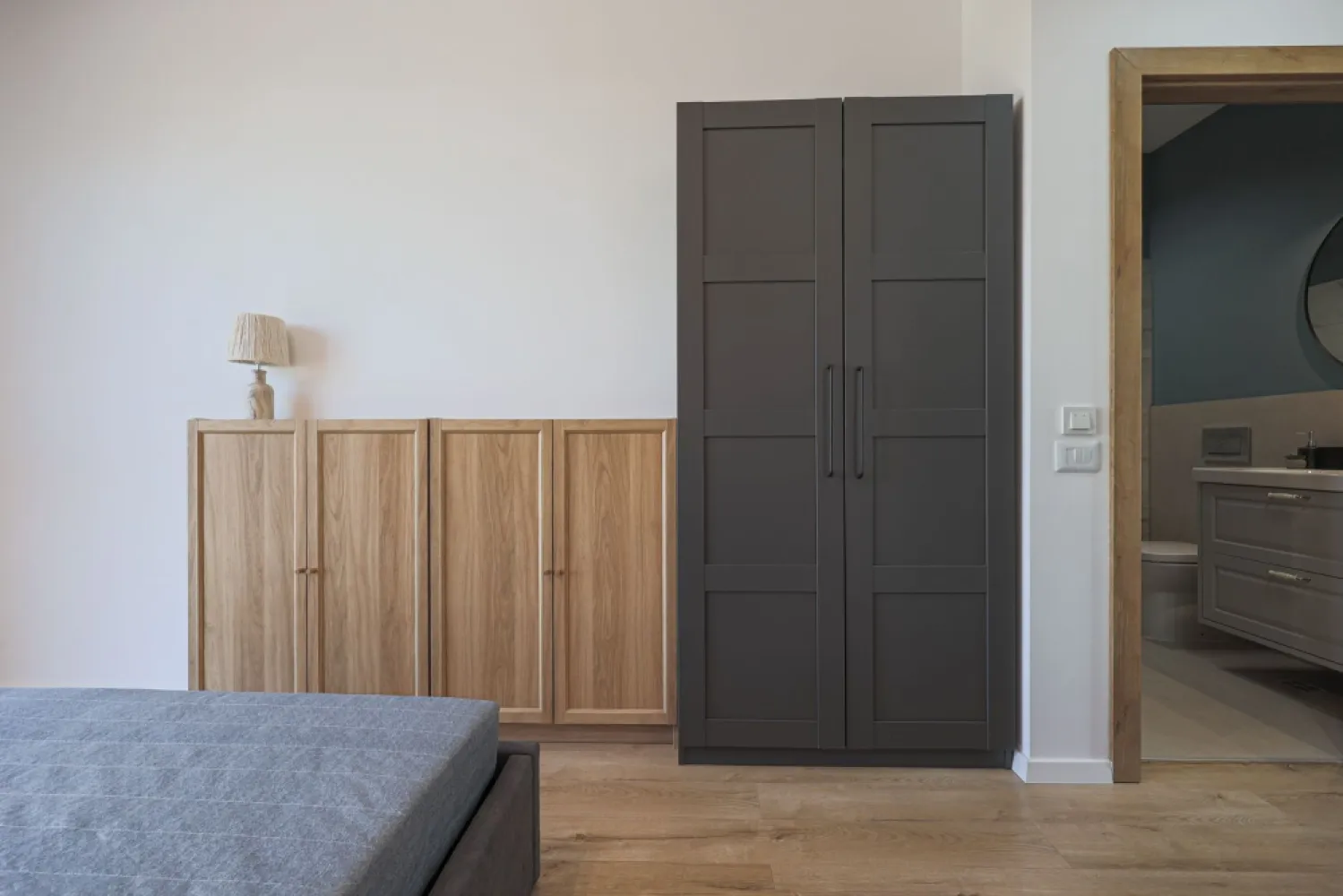 Unic pe piata Apartament ARED cu 3 camere si 2 bai la cheie Comision 0 - Comision 0 Vă propun spre vânzare singurul apartament cu 3 camere și 2 băi, complet finisat la cheie și disponibil cu predare imediată în cadrul complexului rezidențial ARED – o oportunitate rară pentru cei care își doresc o locuință modernă, fără timp de așteptare. Situat la etajul 5, apartamentul a fost predat catre proprietar anul trecut si oferă 63 mp utili, fiind compartimentat eficient pentru confortul unei familii sau pentru o investiție sigură. Compartimentare Living spațios cu bucătărie open-space 2 dormitoare 2 băi Balcon de 6 mp cu vedere panoramică superbă Avantaje Predare imediată Complet finisat, mobilat și utilat – la cheie Loc de parcare privat inclus Spații luminoase și compartimentare modernă Apartamentul este ideal pentru cei care își doresc confort, poziționare într-un complex modern și posibilitatea de a se muta imediat, fără alte investiții sau lucrări suplimentare. 📞 Pentru detalii și programarea unei vizionări: Blaga Flavius – 0754467525 Consultant imobiliar acreditat APAIR (Asociația Profesională a Agenților Imobiliari din România) Nu dispui de toată suma? Te ajutăm noi gratuit! Îți obținem oferte de la 16 bănci. Ai o proprietate de vânzare în Arad și vrei să știi cât valorează cu adevărat? Birou: ACASĂ | Agenție imobiliară Arad Adresă: Bulevardul Decebal 2, Arad 310133 }}