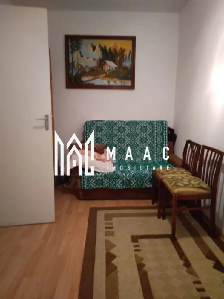 Apartament 2 camere | Pretabil investitie | Calea Dumbravii - MAAC Imobiliare vă prezintă un apartament cu 2 camere situat în zona Mihai Viteazu, la intersecția cu Calea Dumbrăvii – o locație ideală atât pentru locuință personală, cât și pentru investiție. Detalii generale: Apartamentul are o suprafață utilă de 37 mp și este poziționat la etajul 4 al unui imobil cu 5 niveluri. Se află într-o zonă liniștită, cu acces rapid către centrul orașului, magazine, instituții și mijloace de transport în comun. Compartimentare: Hol de intrare. 2 camere nedecomandate, potrivite pentru dormitor și living. Bucătărie separată, prevăzută cu debara pentru depozitare. Baie cu cadă și geam de aerisire. Dotări & confort: Centrala termică proprie cu calorifere. Apartamentul se vinde cu tot cu chiriaș, ceea ce îl transformă într-o oportunitate pentru investitori. Avantaje zonă: Acces facil către toate facilitățile: magazine, stații de autobuz, farmacii, bănci, piețe și zone verzi. Pentru mai multe detalii precizati telefonic ca ati vazut anuntul cu ID: CP2834771 }}