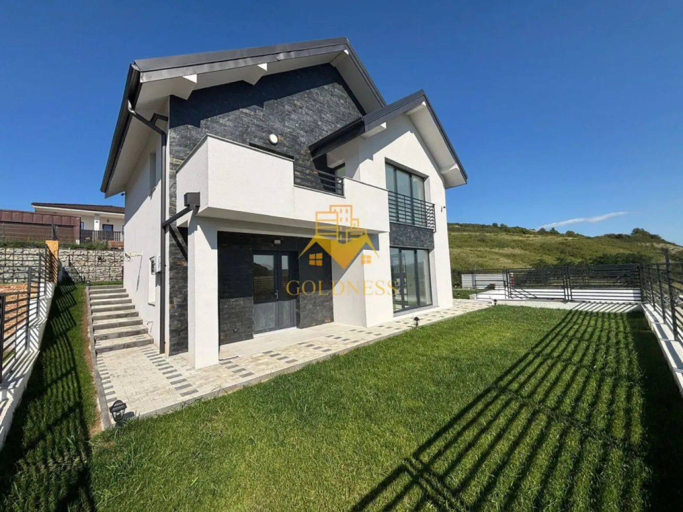 Casa individuala, 4 camere, garaj ,gradina, 2 bai, Popesti , Baciu - GOLDNESS Imobiliare vă propune spre închiriere o casă individuală cu 4 camere, complet finisată, situată în Popești. Proprietatea dispune de loc de parcare și se află în apropierea stațiilor de transport în comun, magazinelor, restaurantelor, spațiilor verzi și farmaciilor. Casa este compartimentată astfel: - 3 dormitoare - living cu bucătărie open space - 2 băi - debara - terasă de 60 mp - curte de 340 mp Imobilul este dotat cu toate cele necesare pentru un confort sporit. Dacă sunteți interesați de această proprietate și doriți să programați o vizionare sau să aflați mai multe detalii despre alte oferte disponibile, nu ezitați să ne contactați telefonic sau prin e-mail. Vă stăm la dispoziție! Pentru intermediere se percepe un comision de 2%. }}