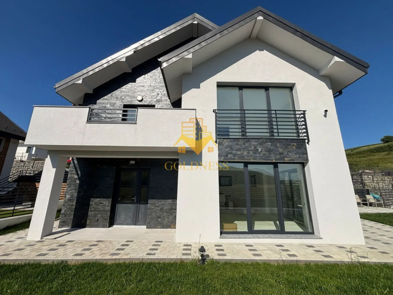 Casa individuala, 4 camere, garaj ,gradina, 2 bai, Popesti , Baciu - GOLDNESS Imobiliare vă propune spre închiriere o casă individuală cu 4 camere, complet finisată, situată în Popești. Proprietatea dispune de loc de parcare și se află în apropierea stațiilor de transport în comun, magazinelor, restaurantelor, spațiilor verzi și farmaciilor. Casa este compartimentată astfel: - 3 dormitoare - living cu bucătărie open space - 2 băi - debara - terasă de 60 mp - curte de 340 mp Imobilul este dotat cu toate cele necesare pentru un confort sporit. Dacă sunteți interesați de această proprietate și doriți să programați o vizionare sau să aflați mai multe detalii despre alte oferte disponibile, nu ezitați să ne contactați telefonic sau prin e-mail. Vă stăm la dispoziție! Pentru intermediere se percepe un comision de 2%. }}