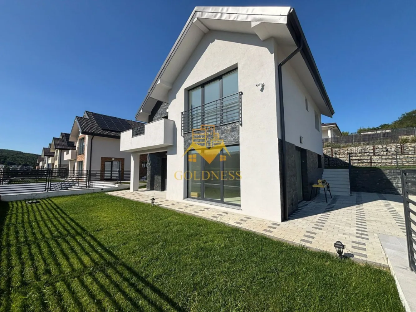 Casa individuala, 4 camere, garaj ,gradina, 2 bai, Popesti , Baciu - GOLDNESS Imobiliare vă propune spre închiriere o casă individuală cu 4 camere, complet finisată, situată în Popești. Proprietatea dispune de loc de parcare și se află în apropierea stațiilor de transport în comun, magazinelor, restaurantelor, spațiilor verzi și farmaciilor. Casa este compartimentată astfel: - 3 dormitoare - living cu bucătărie open space - 2 băi - debara - terasă de 60 mp - curte de 340 mp Imobilul este dotat cu toate cele necesare pentru un confort sporit. Dacă sunteți interesați de această proprietate și doriți să programați o vizionare sau să aflați mai multe detalii despre alte oferte disponibile, nu ezitați să ne contactați telefonic sau prin e-mail. Vă stăm la dispoziție! Pentru intermediere se percepe un comision de 2%. }}