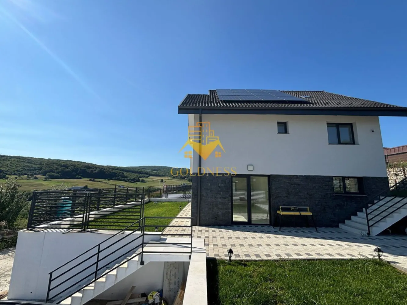 Casa individuala, 4 camere, garaj ,gradina, 2 bai, Popesti , Baciu - GOLDNESS Imobiliare vă propune spre închiriere o casă individuală cu 4 camere, complet finisată, situată în Popești. Proprietatea dispune de loc de parcare și se află în apropierea stațiilor de transport în comun, magazinelor, restaurantelor, spațiilor verzi și farmaciilor. Casa este compartimentată astfel: - 3 dormitoare - living cu bucătărie open space - 2 băi - debara - terasă de 60 mp - curte de 340 mp Imobilul este dotat cu toate cele necesare pentru un confort sporit. Dacă sunteți interesați de această proprietate și doriți să programați o vizionare sau să aflați mai multe detalii despre alte oferte disponibile, nu ezitați să ne contactați telefonic sau prin e-mail. Vă stăm la dispoziție! Pentru intermediere se percepe un comision de 2%. }}