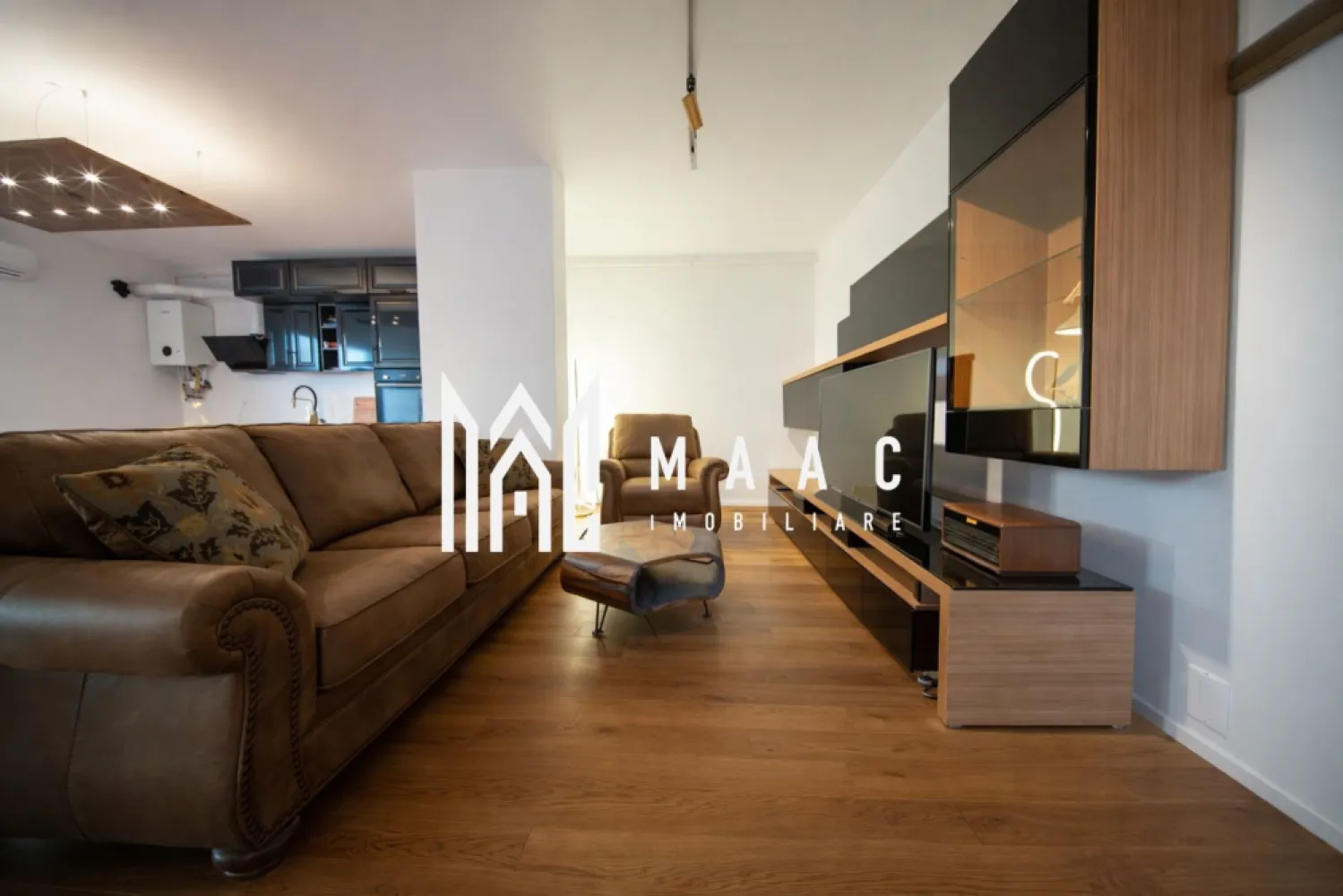 Apartament 2 camere | Etaj 3 | 2 Locuri parcare | Bloc nou - MAAC Imobiliare vă propune spre vânzare un apartament cu 2 camere decomandat situat pe strada Distribuției nr. 1A, într-un imobil modern construit în anul 2023, o proprietate potrivită atât pentru locuință personală, cât și pentru investiție imobiliară într-o zonă în continuă dezvoltare. Apartamentul este amplasat la etajul 3 din 4 al unui bloc nou prevăzut cu lift, oferind confort, acces facil și standarde moderne de locuire. Locuința dispune de o suprafață utilă de 50 mp, la care se adaugă un balcon generos de 5,6 mp, spațiul fiind optim compartimentat pentru a oferi funcționalitate și confort în utilizarea zilnică. Compartimentarea decomandată asigură separarea eficientă a zonelor de zi și de odihnă, fiind ideală pentru un stil de viață modern. Compartimentare: -living cu bucătărie open space -dormitor -hol -baie cu cadă -balcon Apartamentul se predă parțial mobilat și utilat, ceea ce permite viitorilor proprietari să se mute rapid sau să valorifice proprietatea în scop investițional, inclusiv pentru închiriere. Finisajele și dotările sunt alese pentru a oferi un nivel ridicat de confort și funcționalitate. Confortul termic este asigurat prin încălzire în pardoseală, sistem eficient din punct de vedere energetic, controlat de o centrală termică proprie, oferind distribuție uniformă a căldurii și posibilitatea reglării temperaturii în funcție de preferințe. Un avantaj important al acestei proprietăți îl reprezintă cele două locuri de parcare incluse, o facilitate tot mai căutată în ansamblurile rezidențiale moderne. Locuri de parcare: -1 loc de parcare subteran -1 loc de parcare suprateran Caracteristici principale ale proprietății: -apartament 2 camere decomandat -bloc nou construit în 2023 -etaj 3 din 4 cu lift -suprafață utilă 50 mp -balcon 5,6 mp -încălzire în pardoseală -centrală termică proprie -apartament parțial mobilat și utilat -2 locuri de parcare (subteran și suprateran) Pentru mai multe informații sau pentru programarea unei vizionări, vă rugăm să menționați la telefon numărul de identificare al proprietății: CP2949544. }}