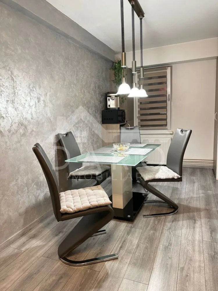 Vand apartament cu 2 camere Tudor - 🏡 Apartament 2 camere modern – Tudor | Bd. 1 Decembrie 1918 DARO IMOBILIARE oferă spre vânzare un apartament modern cu 2 camere, situat în cartierul Tudor, pe Bulevardul 1 Decembrie 1918, una dintre cele mai căutate zone din Târgu Mureș. 📐 Suprafață utilă: 52 mp 🏢 Etaj: 4 din 8 🛗 Bloc cu lift nou Apartamentul a fost renovat complet în 2019, fiind amenajat cu finisaje moderne și vândut complet mobilat și utilat, ideal atât pentru locuire, cât și pentru investiție (închiriere). 🔹 Compartimentare: ✔ living spațios ✔ dormitor matrimonial ✔ bucătărie complet utilată ✔ baie modernă cu duș walk-in ✔ hol generos ✔ spații de depozitare 🔹 Dotări: ✔ centrală termică proprie ✔ geamuri termopan ✔ mobilier modern ✔ electrocasnice incluse ✔ apartament luminos și foarte bine întreținut 📍 Localizare excelentă – cartier Tudor În apropiere se află: ✔ creșă și grădiniță ✔ școli ✔ supermarketuri ✔ farmacii ✔ stații de transport public ✔ magazine și alte puncte de interes 💎 Un apartament ideal pentru locuire sau investiție. 🤝 Proprietate promovată prin DARO Imobiliare 📞 Detalii și vizionări: Coman Maria – DARO Imobiliare & Kiwi Finance 📱 0749 535 729 💳 Prin Kiwi Finance beneficiezi de: ✔ analiză GRATUITĂ a eligibilității ✔ acces la oferte de la peste 12 bănci ✔ negocierea dobânzii în favoarea ta ✔ suport complet până la semnarea contractului }}