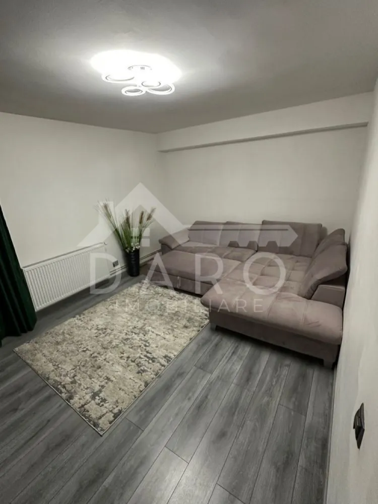 Vand apartament cu 2 camere Tudor - 🏡 Apartament 2 camere modern – Tudor | Bd. 1 Decembrie 1918 DARO IMOBILIARE oferă spre vânzare un apartament modern cu 2 camere, situat în cartierul Tudor, pe Bulevardul 1 Decembrie 1918, una dintre cele mai căutate zone din Târgu Mureș. 📐 Suprafață utilă: 52 mp 🏢 Etaj: 4 din 8 🛗 Bloc cu lift nou Apartamentul a fost renovat complet în 2019, fiind amenajat cu finisaje moderne și vândut complet mobilat și utilat, ideal atât pentru locuire, cât și pentru investiție (închiriere). 🔹 Compartimentare: ✔ living spațios ✔ dormitor matrimonial ✔ bucătărie complet utilată ✔ baie modernă cu duș walk-in ✔ hol generos ✔ spații de depozitare 🔹 Dotări: ✔ centrală termică proprie ✔ geamuri termopan ✔ mobilier modern ✔ electrocasnice incluse ✔ apartament luminos și foarte bine întreținut 📍 Localizare excelentă – cartier Tudor În apropiere se află: ✔ creșă și grădiniță ✔ școli ✔ supermarketuri ✔ farmacii ✔ stații de transport public ✔ magazine și alte puncte de interes 💎 Un apartament ideal pentru locuire sau investiție. 🤝 Proprietate promovată prin DARO Imobiliare 📞 Detalii și vizionări: Coman Maria – DARO Imobiliare & Kiwi Finance 📱 0749 535 729 💳 Prin Kiwi Finance beneficiezi de: ✔ analiză GRATUITĂ a eligibilității ✔ acces la oferte de la peste 12 bănci ✔ negocierea dobânzii în favoarea ta ✔ suport complet până la semnarea contractului }}