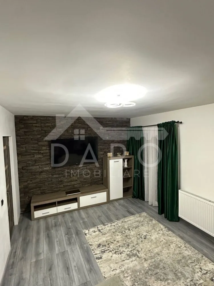 Vand apartament cu 2 camere Tudor - 🏡 Apartament 2 camere modern – Tudor | Bd. 1 Decembrie 1918 DARO IMOBILIARE oferă spre vânzare un apartament modern cu 2 camere, situat în cartierul Tudor, pe Bulevardul 1 Decembrie 1918, una dintre cele mai căutate zone din Târgu Mureș. 📐 Suprafață utilă: 52 mp 🏢 Etaj: 4 din 8 🛗 Bloc cu lift nou Apartamentul a fost renovat complet în 2019, fiind amenajat cu finisaje moderne și vândut complet mobilat și utilat, ideal atât pentru locuire, cât și pentru investiție (închiriere). 🔹 Compartimentare: ✔ living spațios ✔ dormitor matrimonial ✔ bucătărie complet utilată ✔ baie modernă cu duș walk-in ✔ hol generos ✔ spații de depozitare 🔹 Dotări: ✔ centrală termică proprie ✔ geamuri termopan ✔ mobilier modern ✔ electrocasnice incluse ✔ apartament luminos și foarte bine întreținut 📍 Localizare excelentă – cartier Tudor În apropiere se află: ✔ creșă și grădiniță ✔ școli ✔ supermarketuri ✔ farmacii ✔ stații de transport public ✔ magazine și alte puncte de interes 💎 Un apartament ideal pentru locuire sau investiție. 🤝 Proprietate promovată prin DARO Imobiliare 📞 Detalii și vizionări: Coman Maria – DARO Imobiliare & Kiwi Finance 📱 0749 535 729 💳 Prin Kiwi Finance beneficiezi de: ✔ analiză GRATUITĂ a eligibilității ✔ acces la oferte de la peste 12 bănci ✔ negocierea dobânzii în favoarea ta ✔ suport complet până la semnarea contractului }}