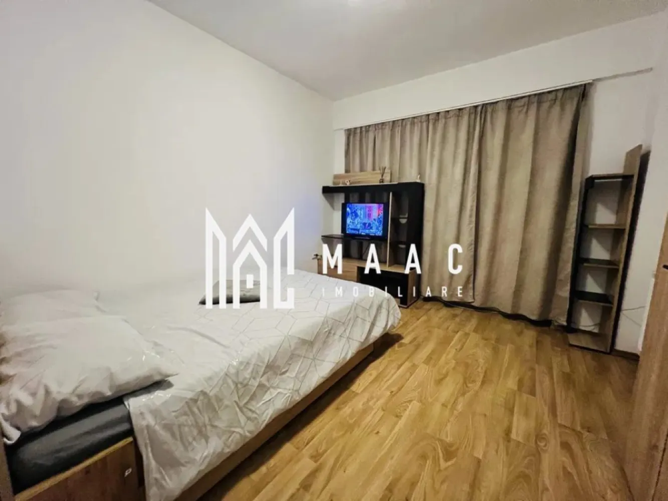 Garsonieră decomandată | etaj 11 | ideală pentru locuit sau investiție - MAAC Imobiliare vă propune spre vânzare o garsonieră decomandată, situată la etajul 11 al unui imobil bine întreținut, cu o suprafață de 38 mp. Locuința este amplasată într-o zonă bună a orașului, aflată în continuă dezvoltare, oferind acces facil către numeroase puncte de interes. Proprietatea beneficiază de o compartimentare practică și reprezintă o alegere potrivită atât pentru locuință personală, cât și pentru investiție în vederea închirierii. Unul dintre avantajele principale ale acestei garsoniere este poziționarea excelentă, cu acces rapid către Shopping City Sibiu, unde se regăsesc numeroase magazine, restaurante și zone de relaxare. În apropiere se află și stații de autobuz, care asigură conexiuni rapide către toate zonele orașului. De asemenea, la distanță mică se regăsesc supermarketuri și magazine importante, precum Lidl, Mega Image și Dedeman, facilitând accesul rapid la cumpărături și servicii necesare zilnic. Pentru mai multe informatii si pentru a programa o vizionare, va rugam specificati ID: CP2967095 }}