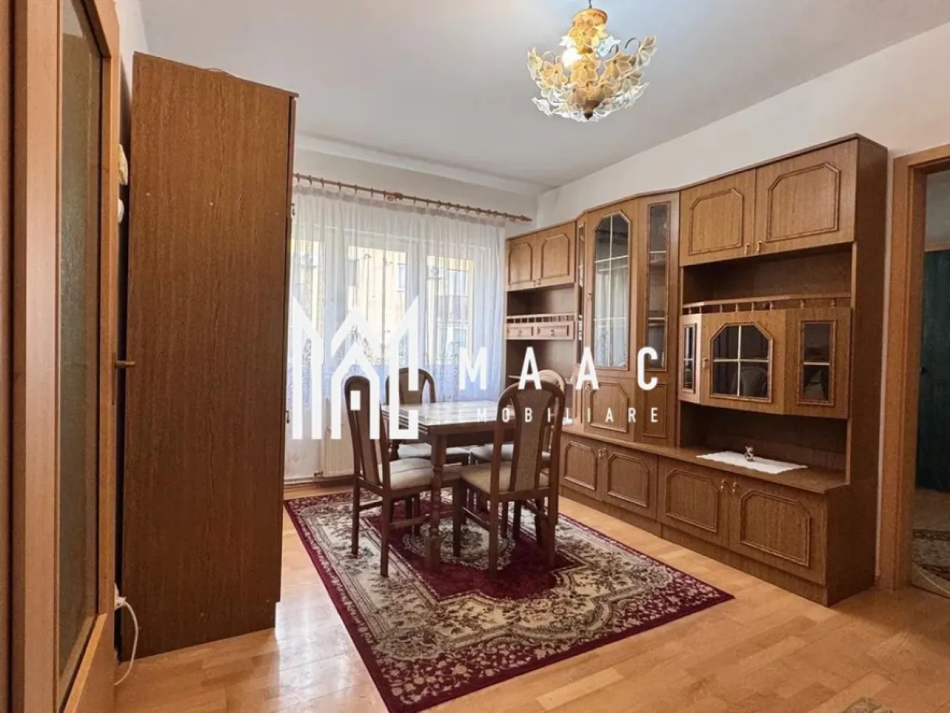 Apartament 2 camere | Balcon | 45 MP | Vasile Milea - MAAC Imobiliare vă propune spre vânzare un apartament cu 2 camere, situat în zona Milea, în imediata vecinătate a stației OMV. Detalii generale: Apartamentul este amplasat la etajul 4 al unui imobil cu 5 niveluri, ultimul fiind mansardă. Suprafața utilă este de 45 mp, iar suprafața totală ajunge la 49 mp. Locația oferă acces rapid la mijloace de transport, magazine, instituții și puncte importante din oraș. Compartimentare: Hol de intrare. Bucătărie separată. 2 camere nedecomandate, ideale ca dormitor și living. Balcon închis cu termopan, accesibil din unul dintre dormitoare. Dotări & confort: Centrala termică proprie cu calorifere. Se vinde complet mobilat, conform fotografiilor, fiind pregătit pentru mutare imediată sau investiție. Pentru mai multe detalii precizati telefonic ca ati vazut anuntul cu ID: CP2834752 }}