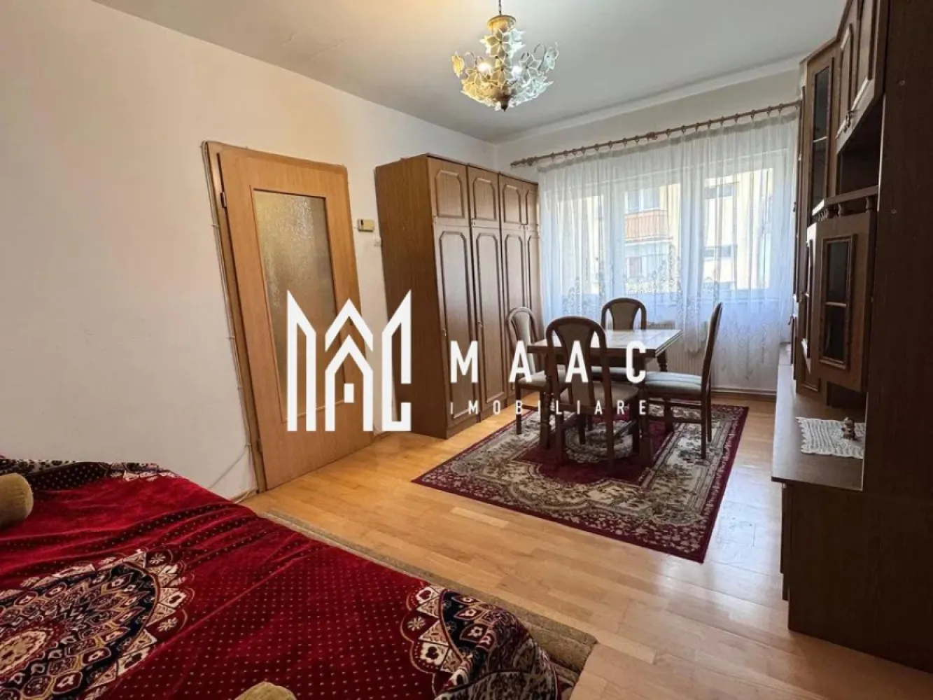 Apartament 2 camere | Balcon | 45 MP | Vasile Milea - MAAC Imobiliare vă propune spre vânzare un apartament cu 2 camere, situat în zona Milea, în imediata vecinătate a stației OMV. Detalii generale: Apartamentul este amplasat la etajul 4 al unui imobil cu 5 niveluri, ultimul fiind mansardă. Suprafața utilă este de 45 mp, iar suprafața totală ajunge la 49 mp. Locația oferă acces rapid la mijloace de transport, magazine, instituții și puncte importante din oraș. Compartimentare: Hol de intrare. Bucătărie separată. 2 camere nedecomandate, ideale ca dormitor și living. Balcon închis cu termopan, accesibil din unul dintre dormitoare. Dotări & confort: Centrala termică proprie cu calorifere. Se vinde complet mobilat, conform fotografiilor, fiind pregătit pentru mutare imediată sau investiție. Pentru mai multe detalii precizati telefonic ca ati vazut anuntul cu ID: CP2834752 }}