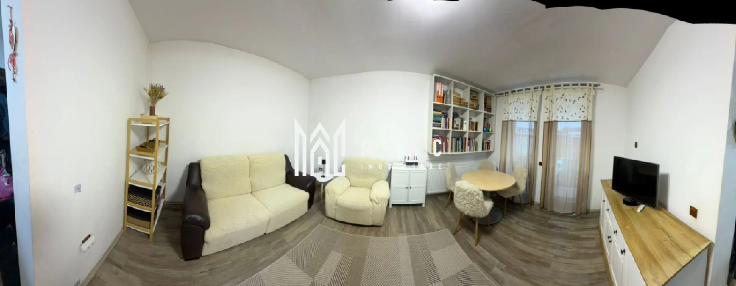 Casă Modernă I 100 MPU I Teren 240 MP I Dracula - Selimbar - MAAC Imobiliare va propune spre vanzare o casă tip duplex situată în Șelimbăr, într-o zonă liniștită, apreciată pentru accesul facil către Sibiu și pentru proximitatea față de magazine, farmacii, parcuri și locuri de joacă. Locuința a fost construită în anul 2013 și are regim de înălțime Parter + Mansardă, oferind o suprafață utilă de 100,55 mp și un teren de 240 mp, fiind potrivită pentru o familie care își dorește confort, spațiu și intimitate. Compartimentare: Parter: Hol de intrare, zonă de depozitare, living luminos cu ieșire directă în curte, bucătărie separată cu acces în curte, baie prevăzută cu duș și geam pentru aerisire naturală. Etaj (mansardă): Hol, două dormitoare spațioase, dintre care unul beneficiază de balcon și dressing generos, precum și o baie. Finisajele includ parchet laminat în camere și gresie în bucătărie, holul de intrare și băi. Casa se vinde parțial mobilată, fiind inclus mobilierul din dressing și cel din bucătărie. Proprietatea dispune de curte proprie pavată, iar strada este asfaltată, oferind acces facil și confort în utilizare. Zona este liniștită și bine dezvoltată, în apropiere regăsindu-se farmacii, magazine non-stop, parcuri și locuri de joacă, ceea ce face această locuință ideală pentru o familie. Pentru mai multe detalii si programarea unei vizionari va rugam sa specificati ID: CP2967845.