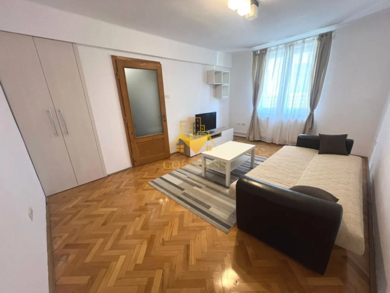 1 camera, modern, Piata Unirii, Eroilor, Centru, Opera Nationala - GOLDNESS Imobiliare vă propune spre închiriere un apartament cu 1 camera complet mobilat și utilat, la etajul 2 într-un imobil de 4 etaje, în Centru, pe Ion I. C. Bratianu . Se află în apropierea stațiilor de transport în comun, magazine, restaurante, spații verzi, farmacii, etc Apartamentul este compartimentat astfel: - dormitor cu o canapea extensibila, dressing, noptiere -bucatarie complet utilată, loc de servit masa - baie cu dus, calorifer port prosop și dulap pentru depozitare. Imobilul este dotat cu toate cele necesare- centrală proprie, mașină de spălat haine, frigider, aragaz, hotă, etc. Nu se accepa animale de companie si fumatori! Dacă sunteți interesați de acest apartament și doriți să îl vizionați, dar și pentru alte oferte nu ezitați să ne contactați telefonic sau prin e-mail. Vă stăm la dispoziție! Pentru intermediere se percepe un comision de 50% din prețul chiriei!