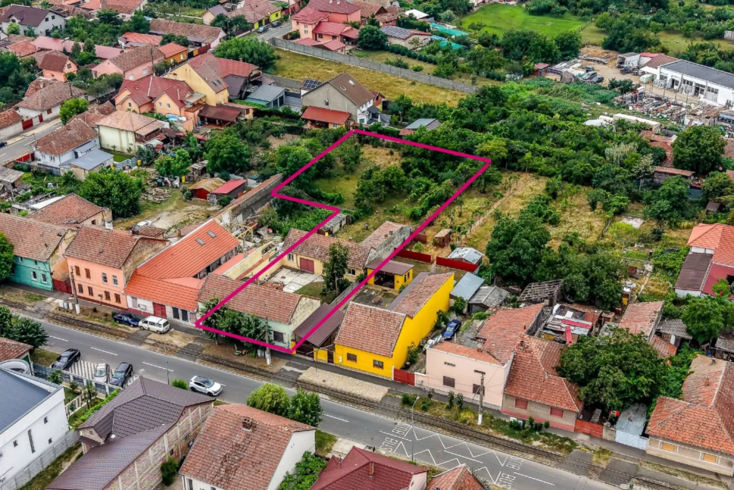 Casa cu potential multiplu cu teren generos pe strada Dunarii - Comision 0%
Vă propun spre vânzare o proprietate cu un potențial deosebit, potrivită atât pentru locuit, cât și pentru desfășurarea unei activități comerciale. Imobilul reprezintă o alegere excelentă pentru afaceri din domeniul Horeca.
Proprietatea este compusă din două corpuri de clădire și anexe pentru depozitare, fiind amplasată pe un teren de 1.630 mp, cu 15 metri front stradal și acces prin poartă de mari dimensiuni, facilitând accesul autovehiculelor și aprovizionarea.

Corpul principal are o suprafață de 132 mp construiți și este compartimentat în 3 camere, hol, baie, bucătărie, cămară și pivniță. Imobilul este gandit pentru un circuit eficient al productiei si este dotat cu aparatura necesară desfășurării unei activități de catering, avand instalație electrică trifazica si retea de gaz.

Al doilea corp de clădire are 150 mp construiți și este compus din 3 camere, baie și bucătărie. Acesta a fost renovat integral, se vinde complet mobilat și utilat și beneficiază de încălzire prin centrală termică proprie pe gaz.

În completarea spațiului există mai multe anexe destinate depozitării, oferind un plus de funcționalitate atât pentru uz rezidențial, cât și pentru activități comerciale.

Proprietatea dispune de toate utilitățile.
📞 Pentru detalii și programarea unei vizionări:
Blaga Flavius – 0754467525 Consultant imobiliar acreditat APAIR (Asociația Profesională a Agenților Imobiliari din România)

Nu dispui de toată suma? Te ajutăm noi gratuit! Îți obținem oferte de la 16 bănci.
Ai o proprietate de vânzare în Arad și vrei să știi cât valorează cu adevărat?

Birou: ACASĂ | Agenție imobiliară Arad
Adresă: Bulevardul Decebal 2, Arad 310133